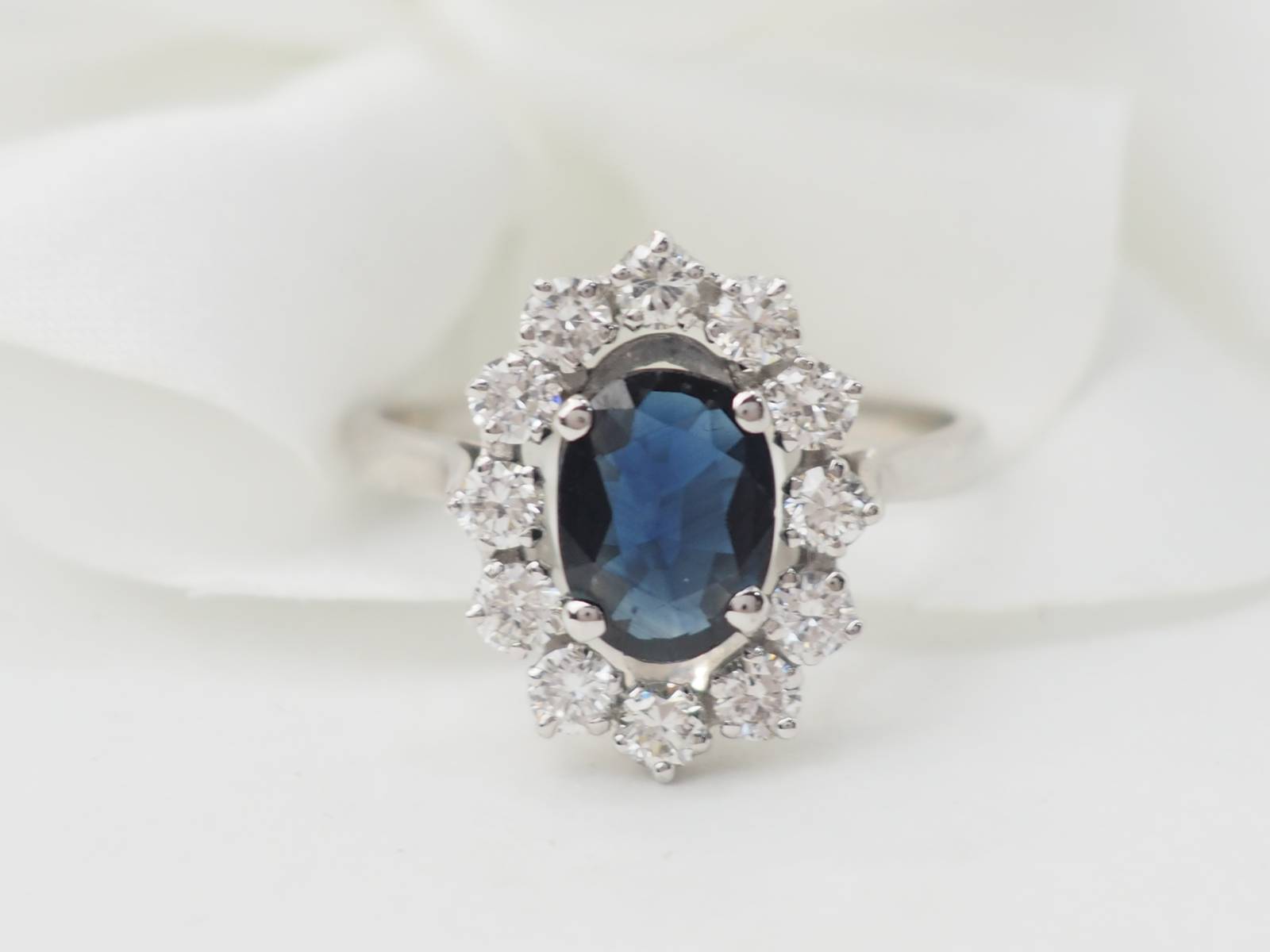 Bague marguerite en or blanc, saphir et diamants