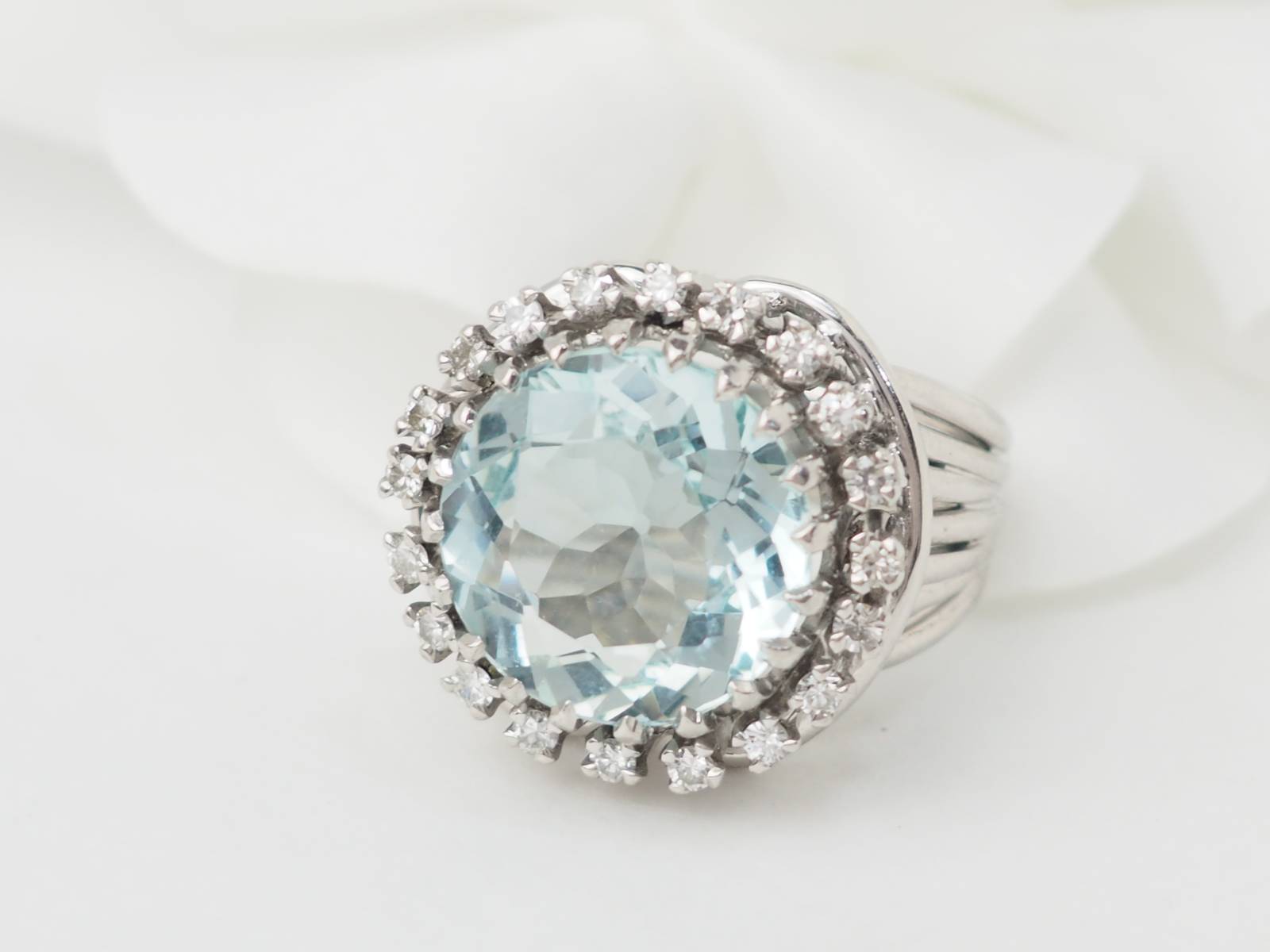 Bague importante en or blanc, platine, aigue marine et diamants