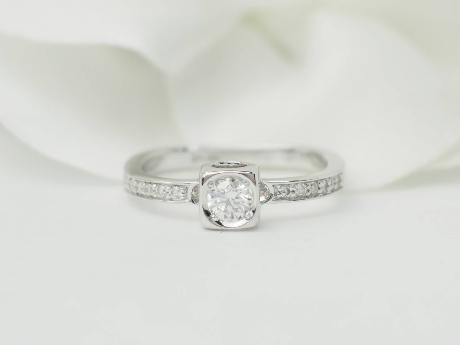 Bague Dinh Van Cube en or blanc et diamants