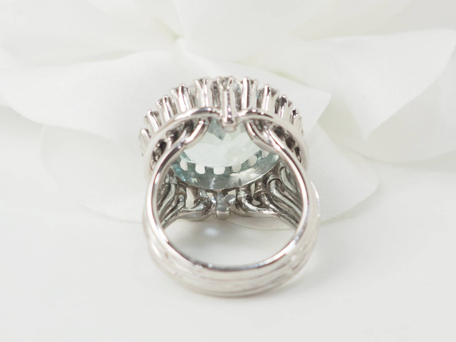 Bague importante en or blanc, platine, aigue marine et diamants