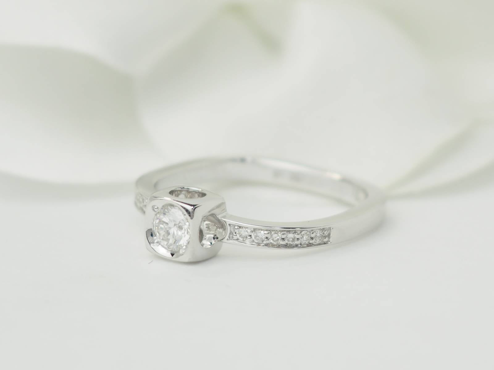 Bague Dinh Van Cube en or blanc et diamants