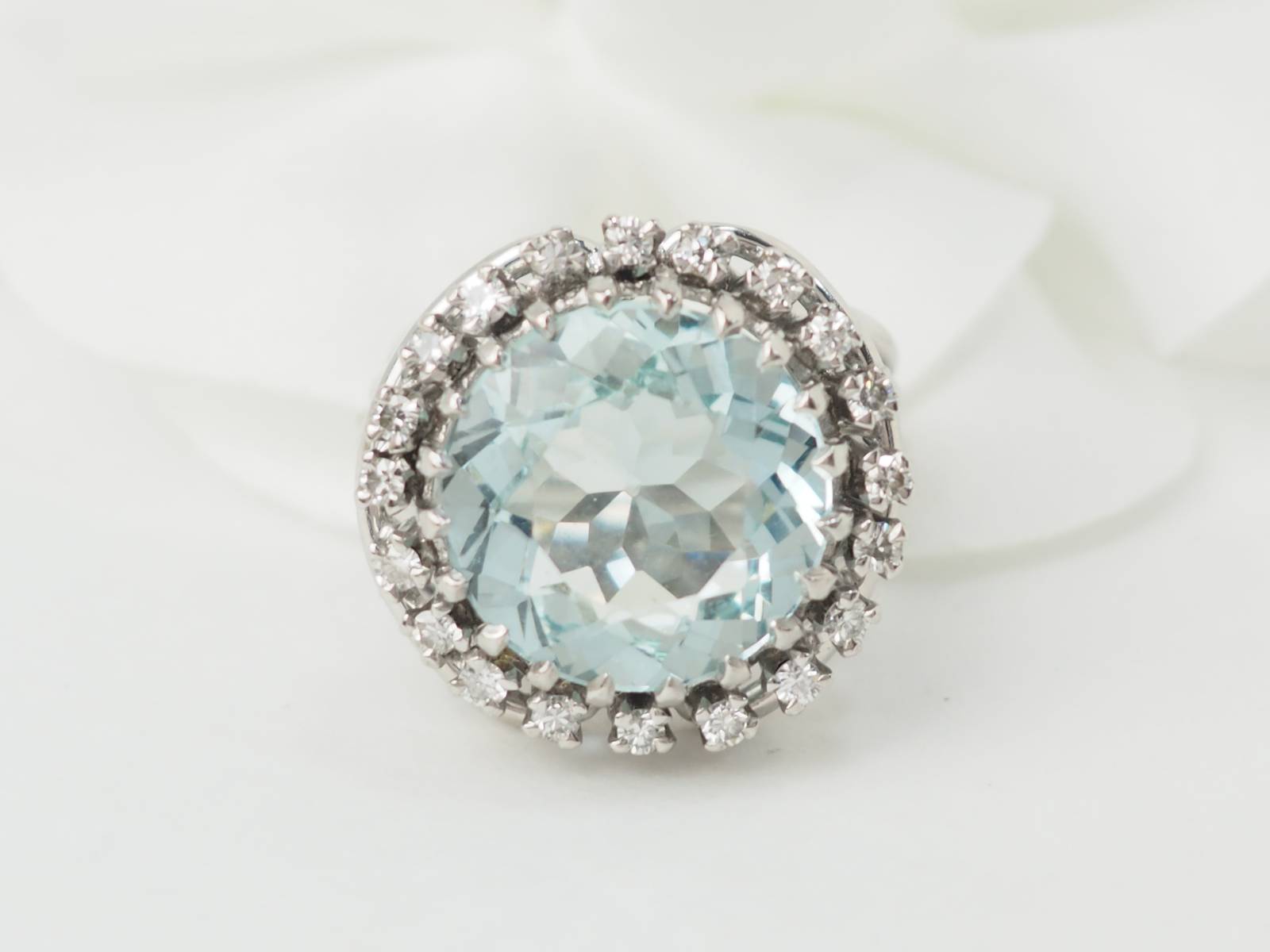 Bague importante en or blanc, platine, aigue marine et diamants