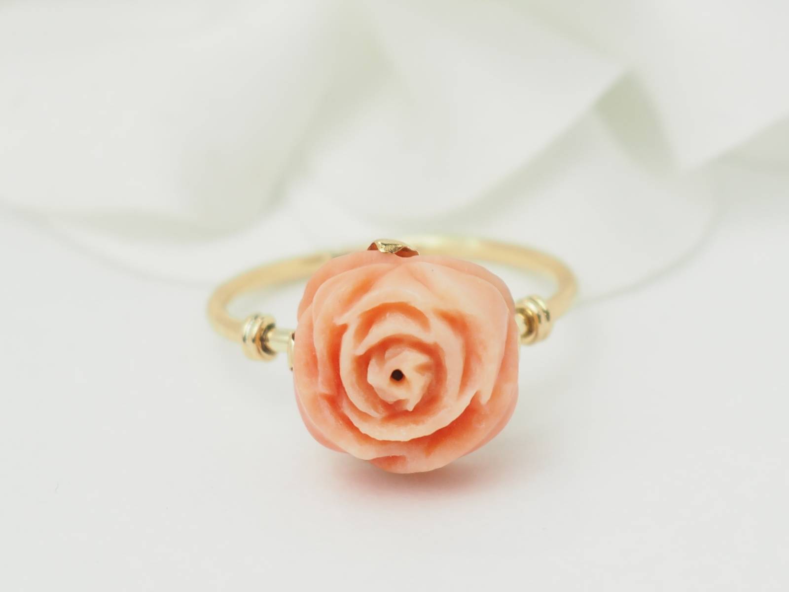 Bague Fleur en or jaune et corail