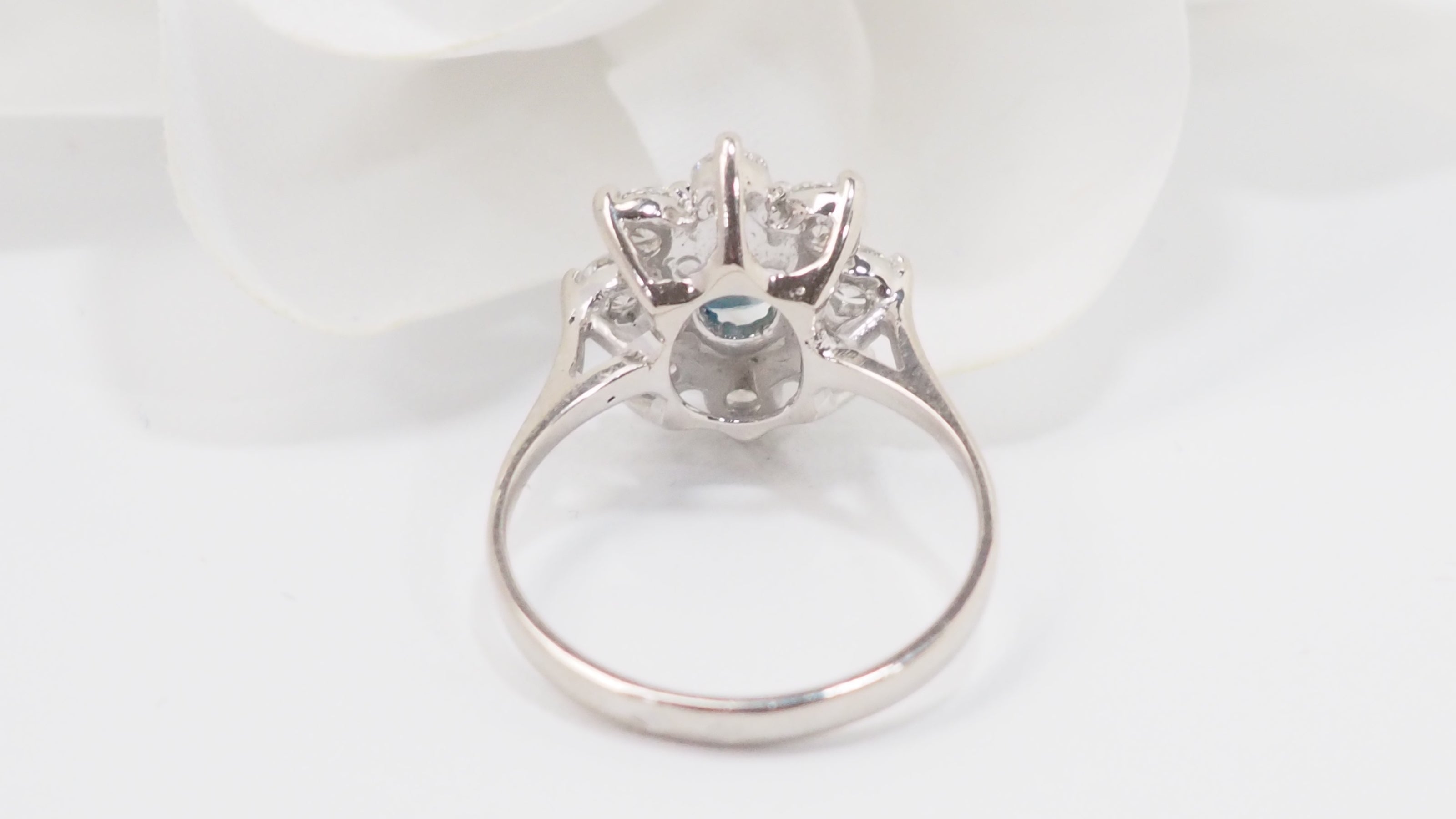 Bague entourage en or blanc, saphir ovale et diamants