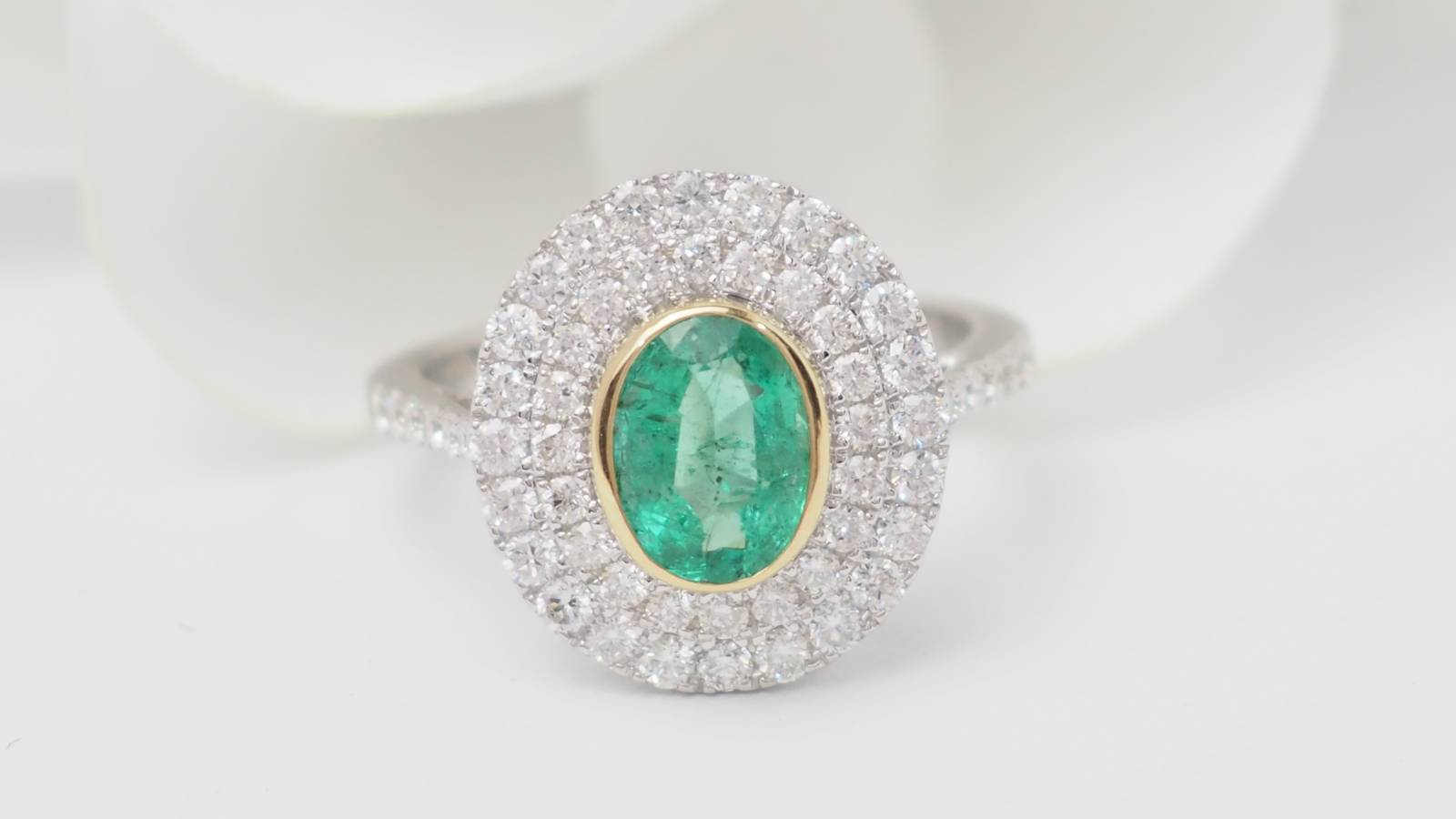 Bague double entourage en or bicolore, émeraude ovale et diamants