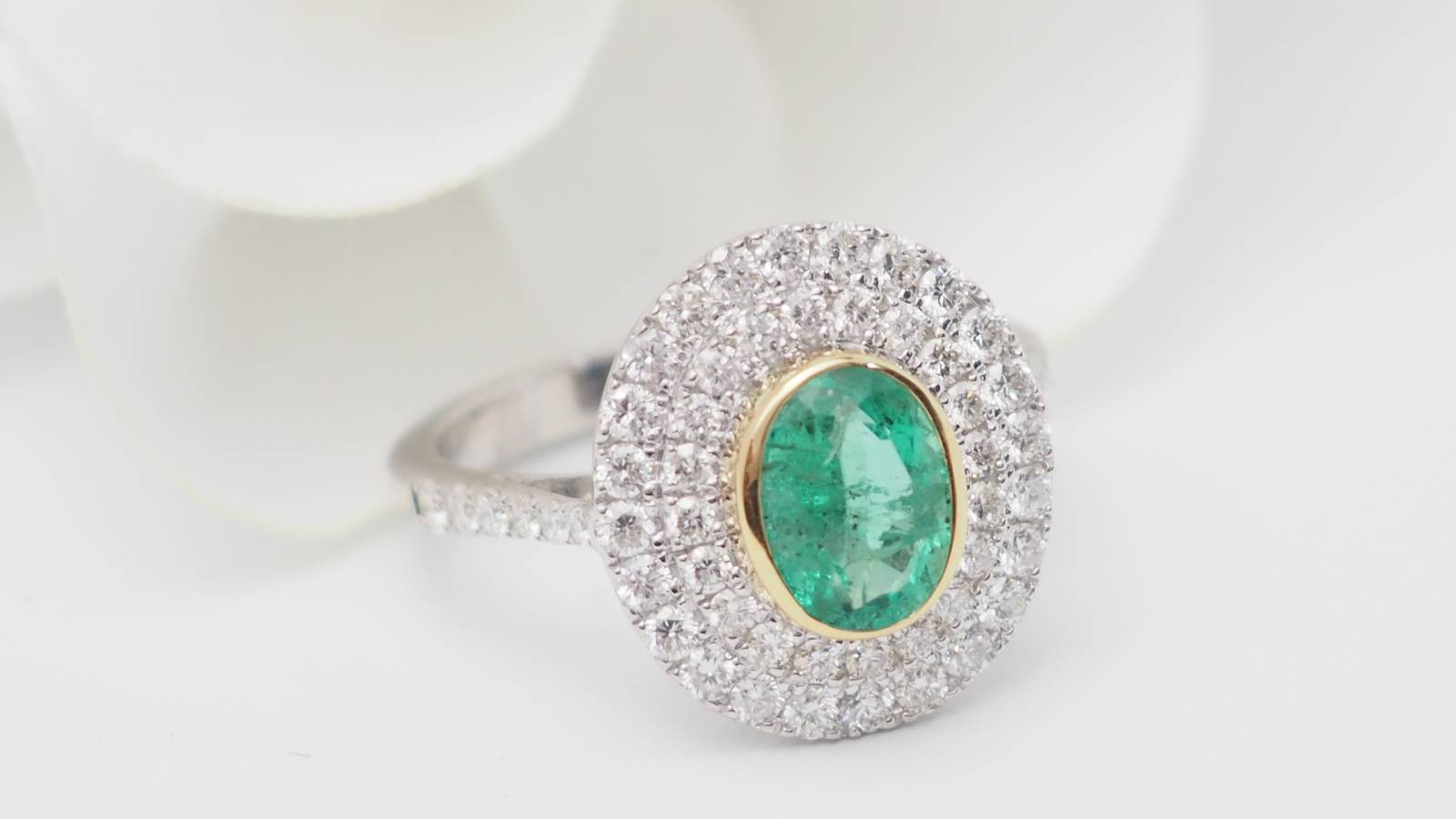 Bague double entourage en or bicolore, émeraude ovale et diamants