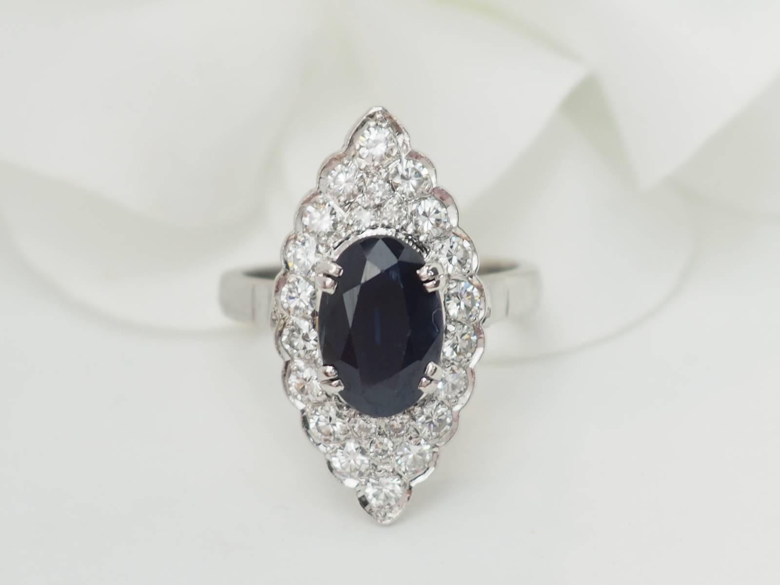 Bague marquise en or blanc, saphir et diamants