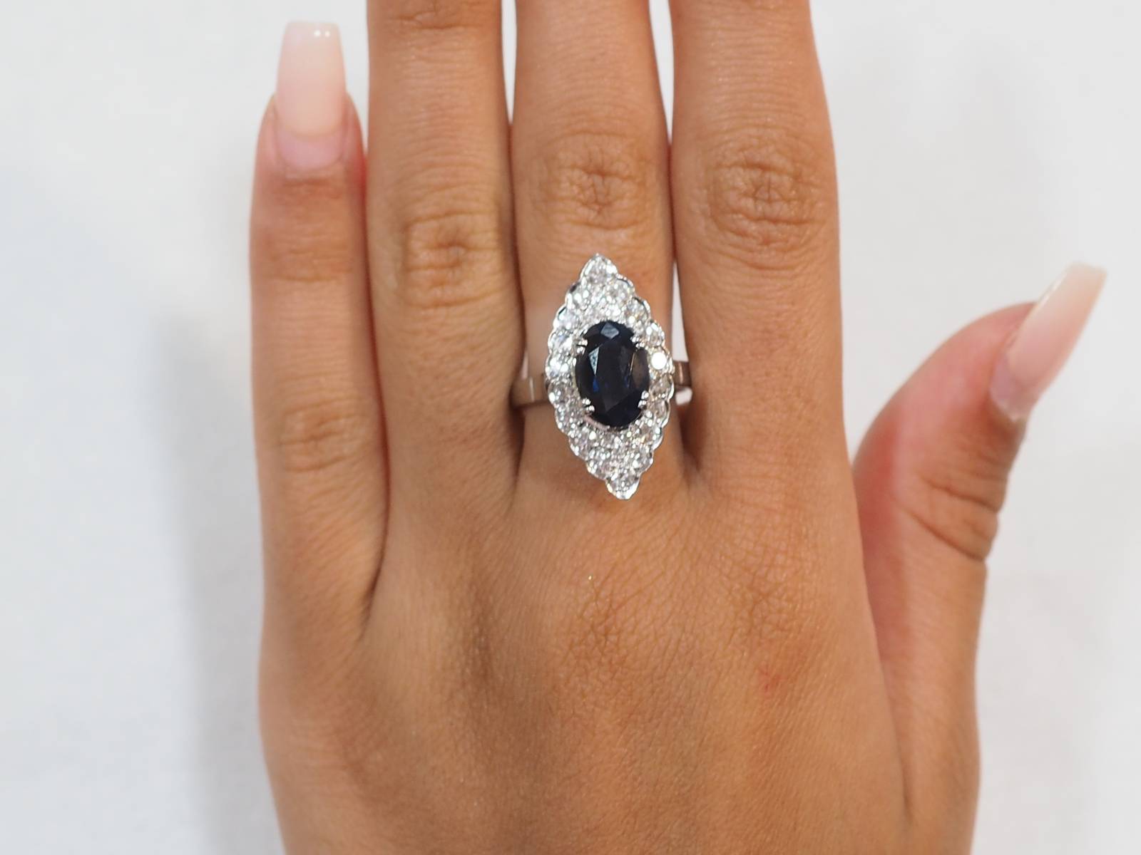 Bague marquise en or blanc, saphir et diamants