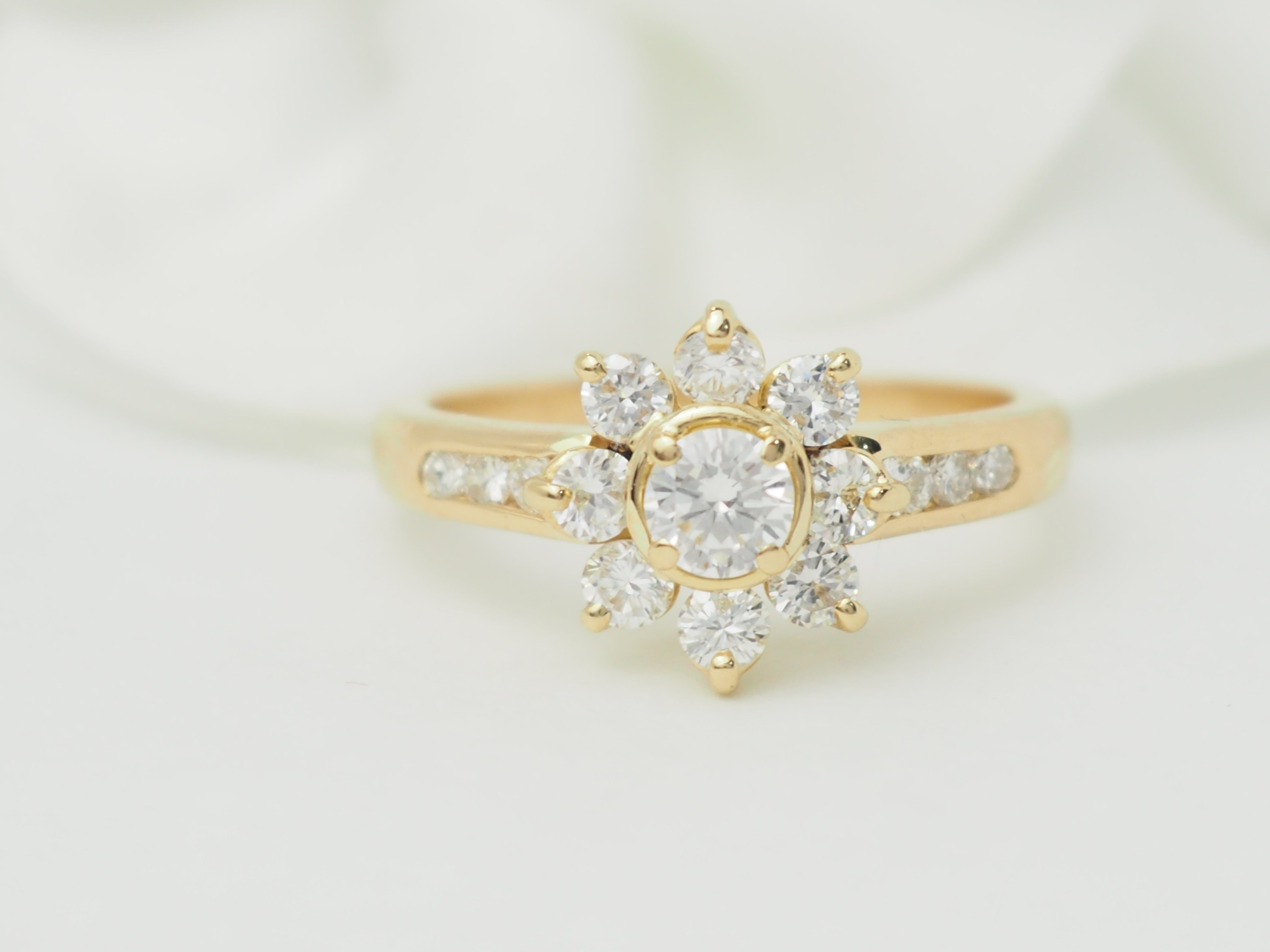 Bague marguerite en or jaune et diamants