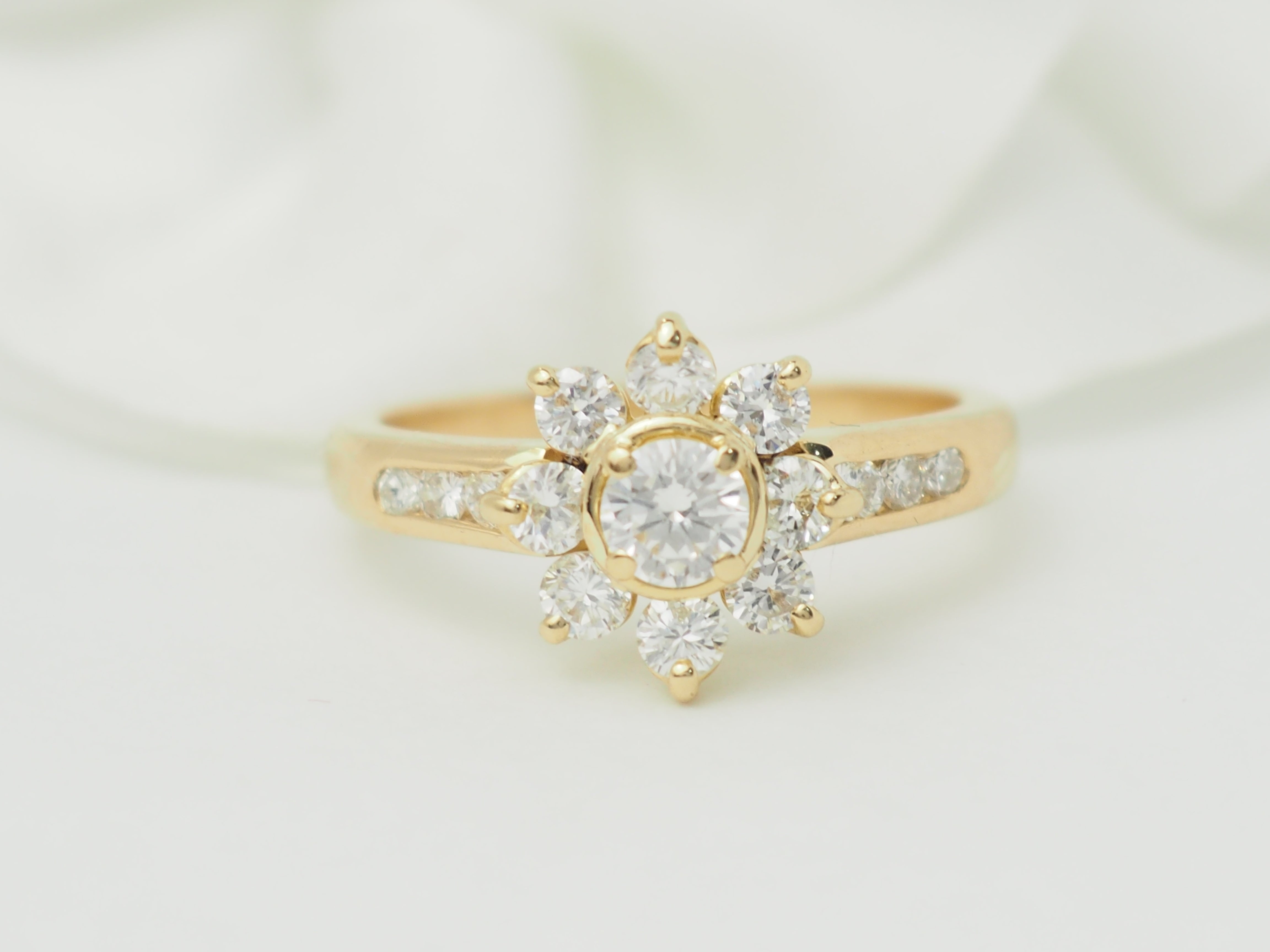 Bague marguerite en or jaune et diamants