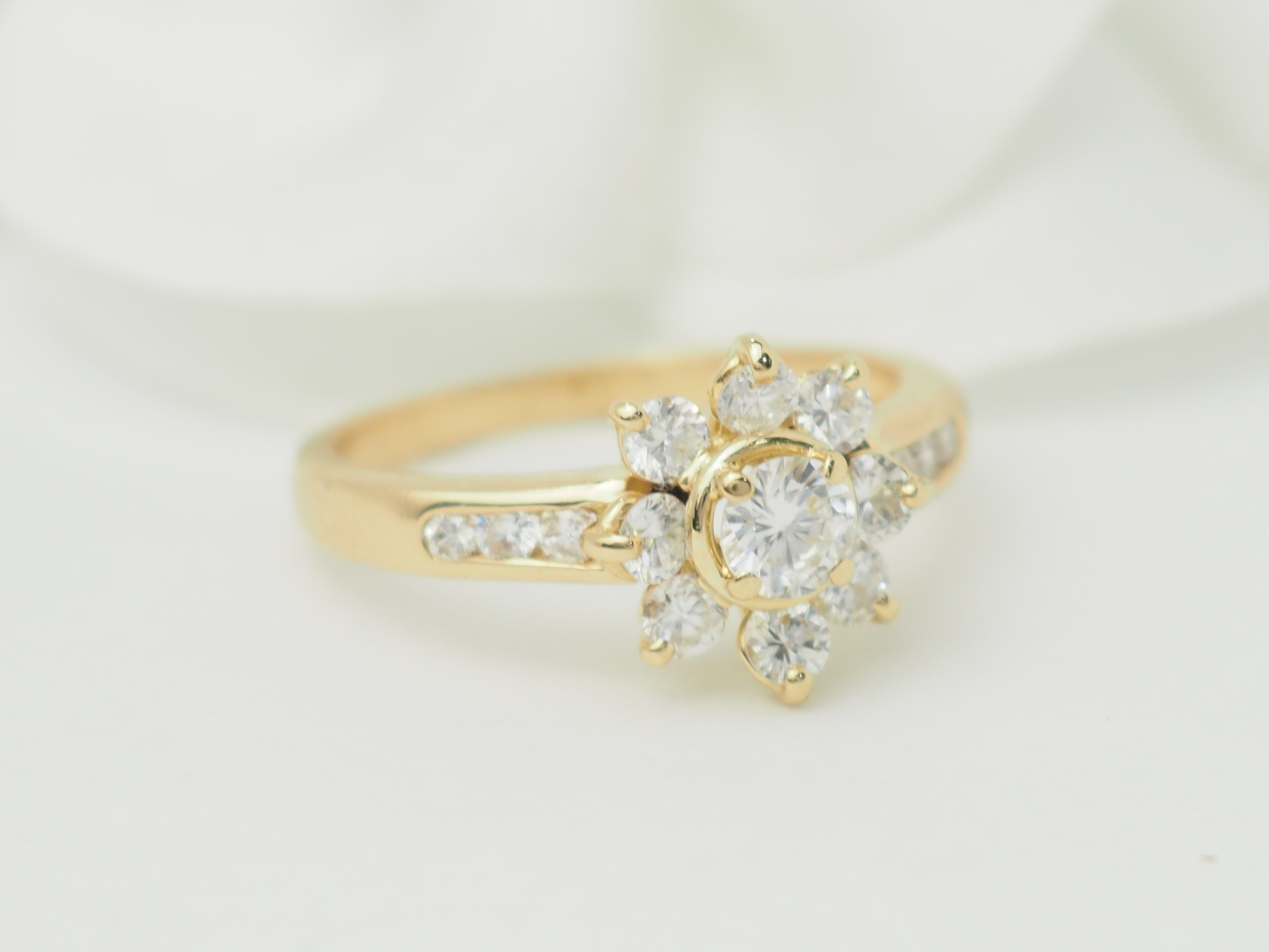 Bague marguerite en or jaune et diamants
