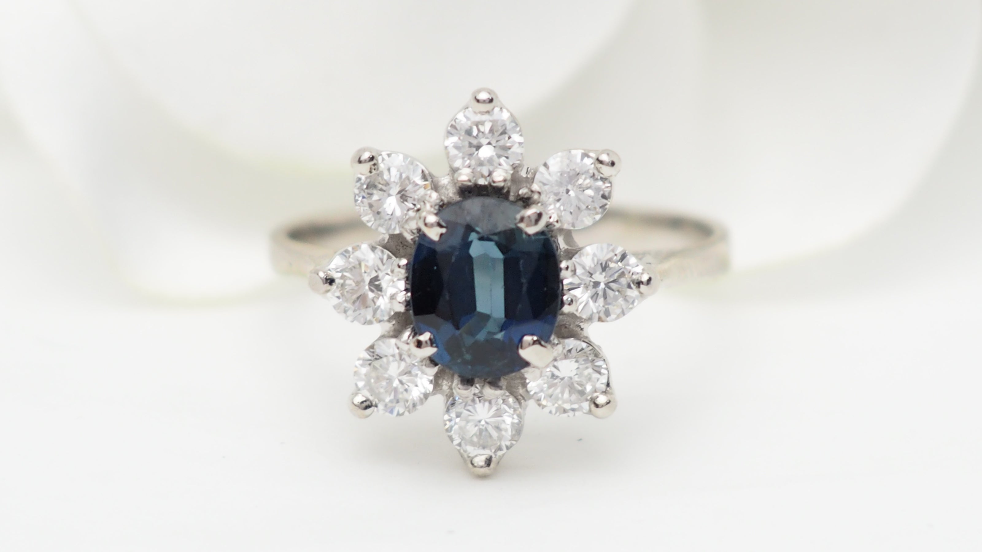 Bague entourage en or blanc, saphir ovale et diamants