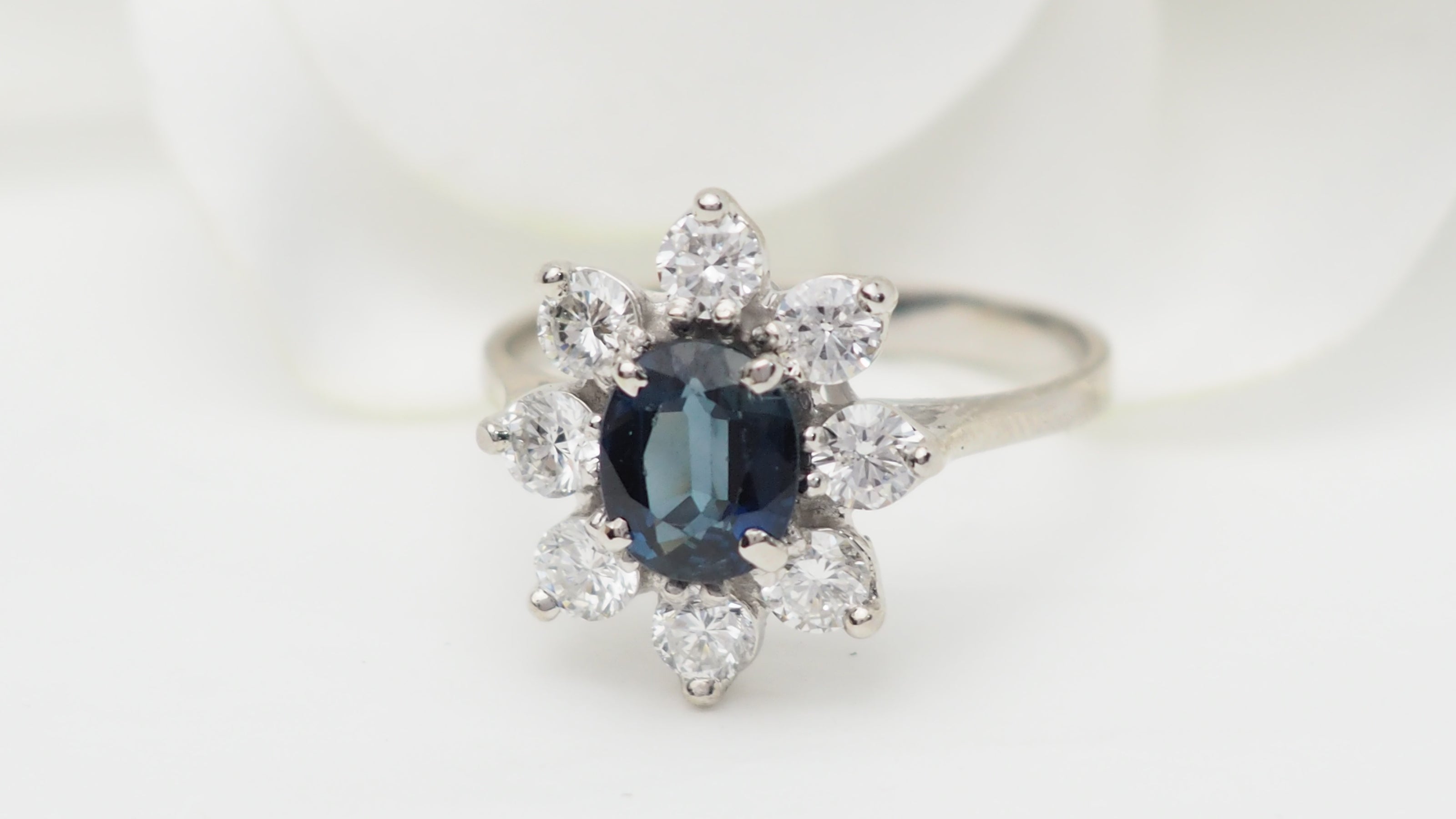 Bague entourage en or blanc, saphir ovale et diamants