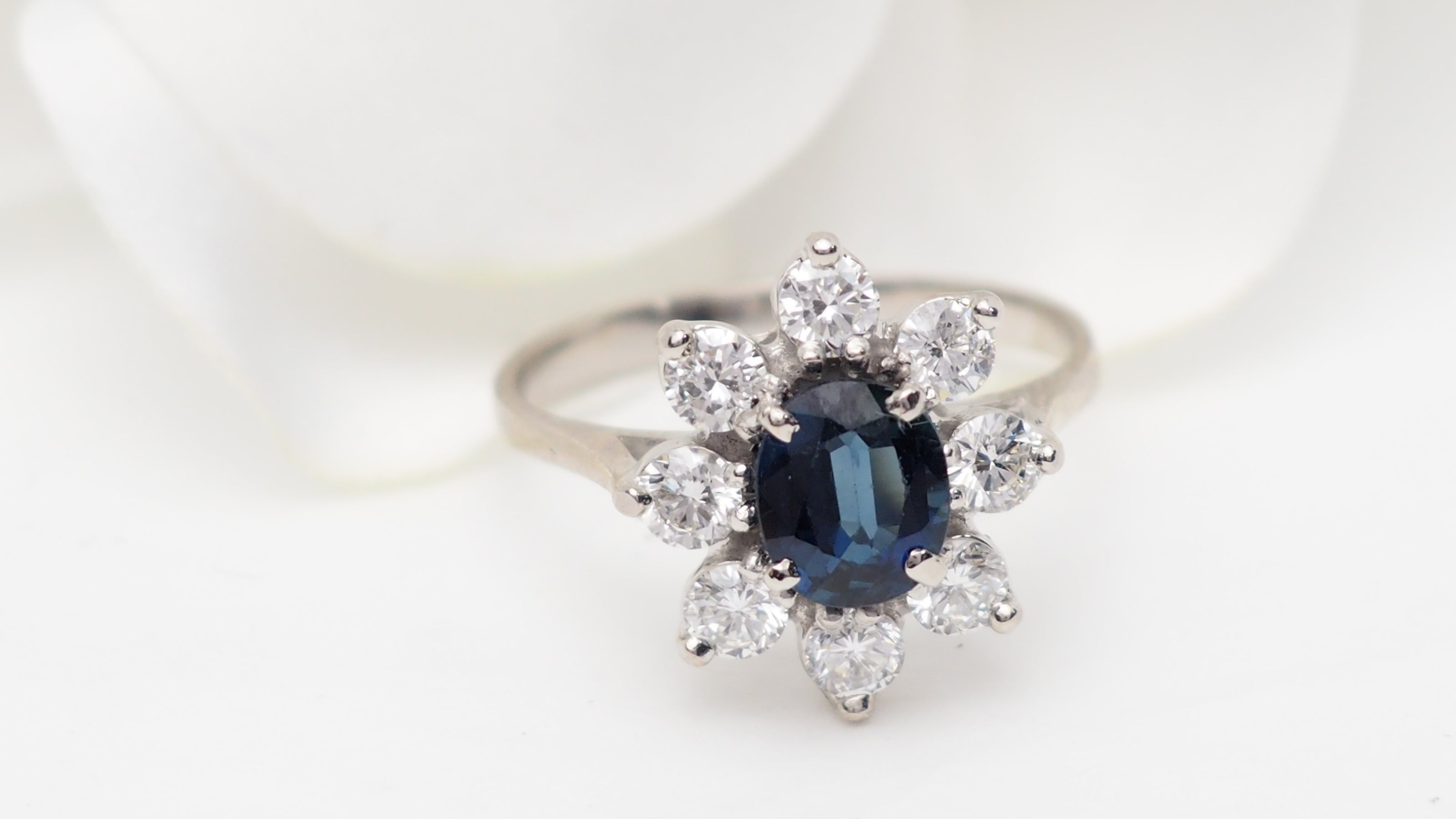 Bague entourage en or blanc, saphir ovale et diamants