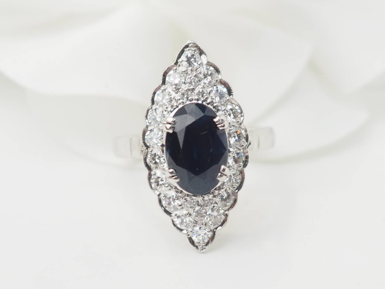 Bague marquise en or blanc, saphir et diamants