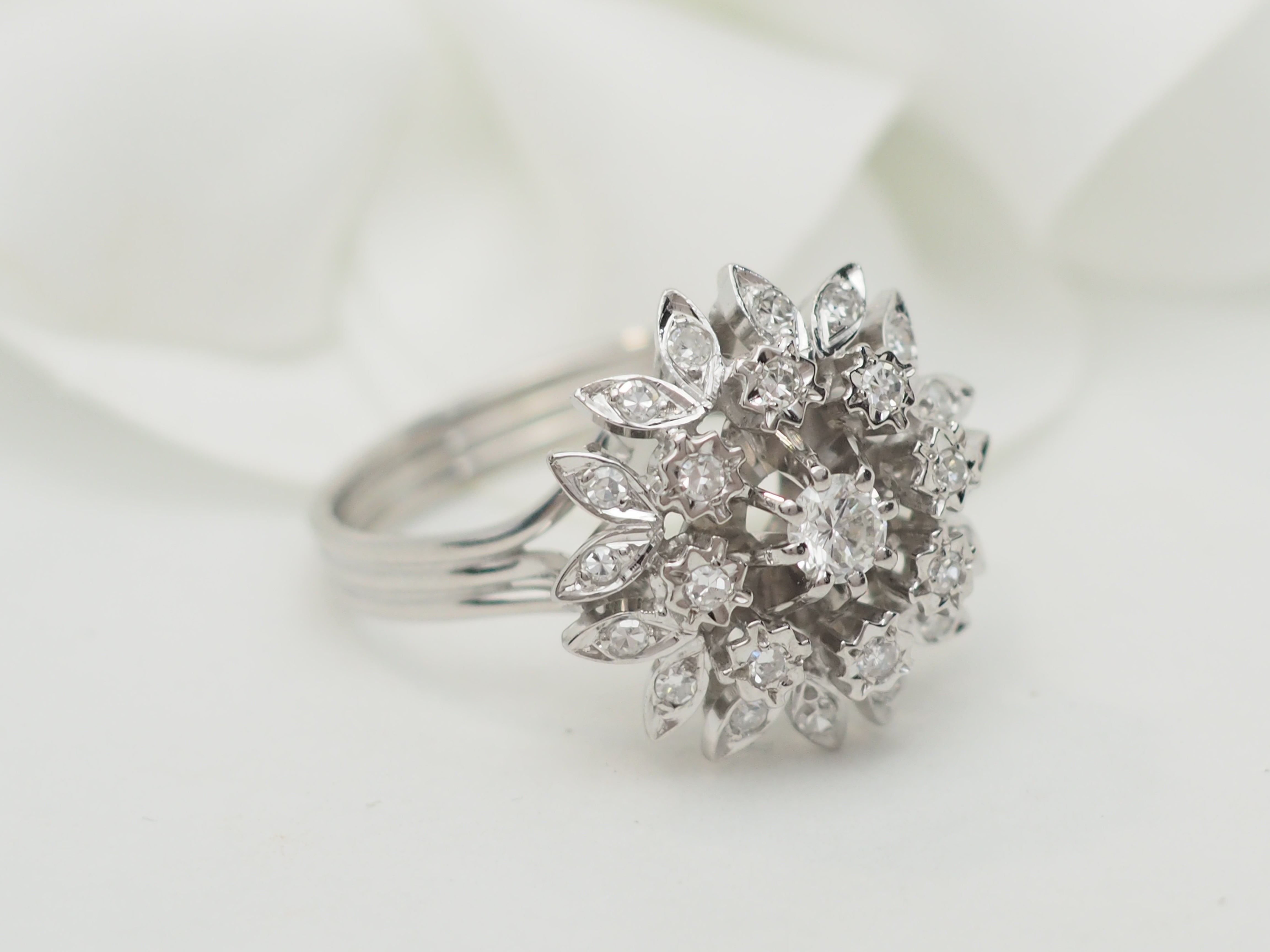 Bague Fleur en or blanc et diamants