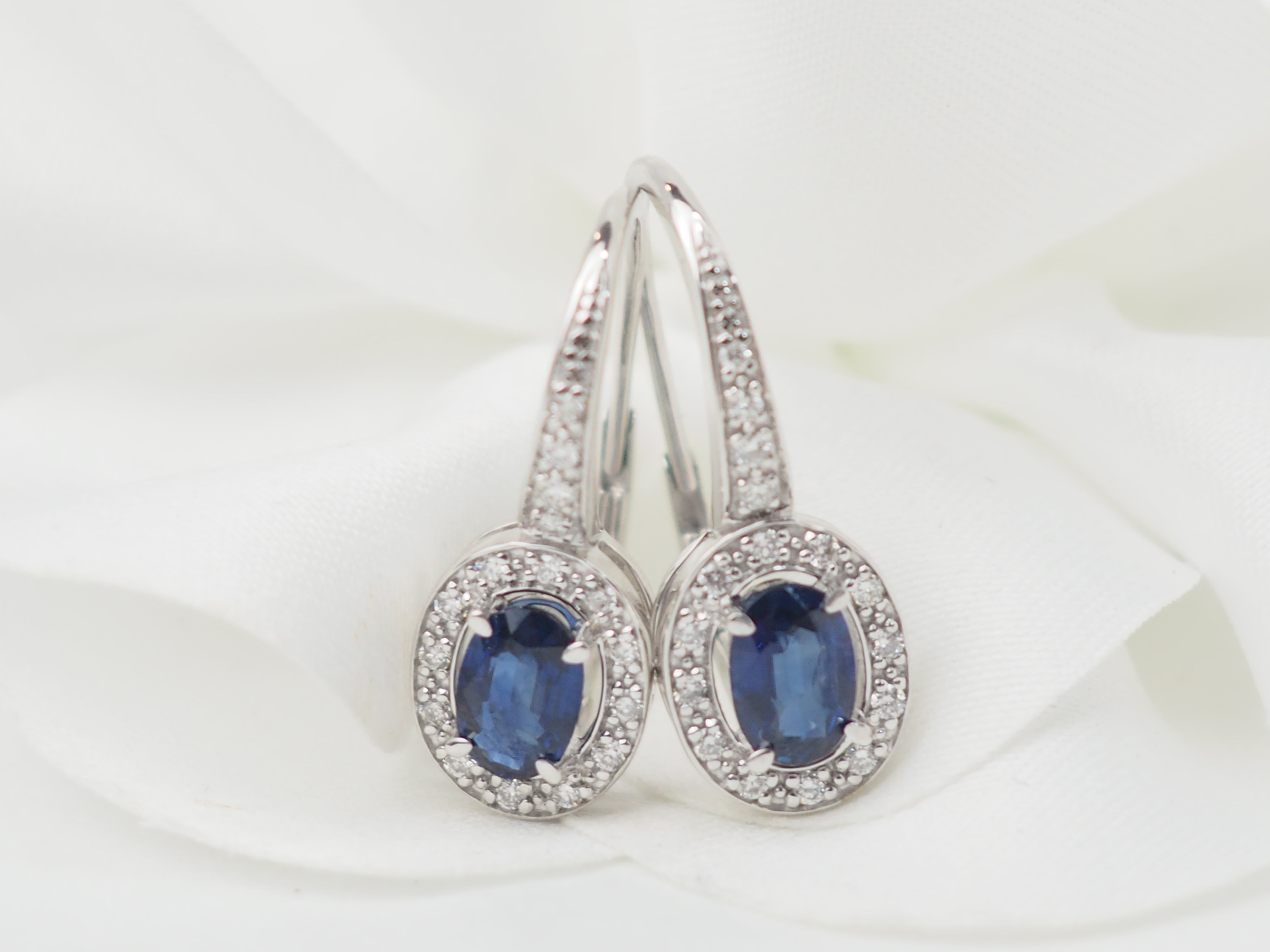 Boucles d'oreilles dormeuses en or blanc, saphir et diamants