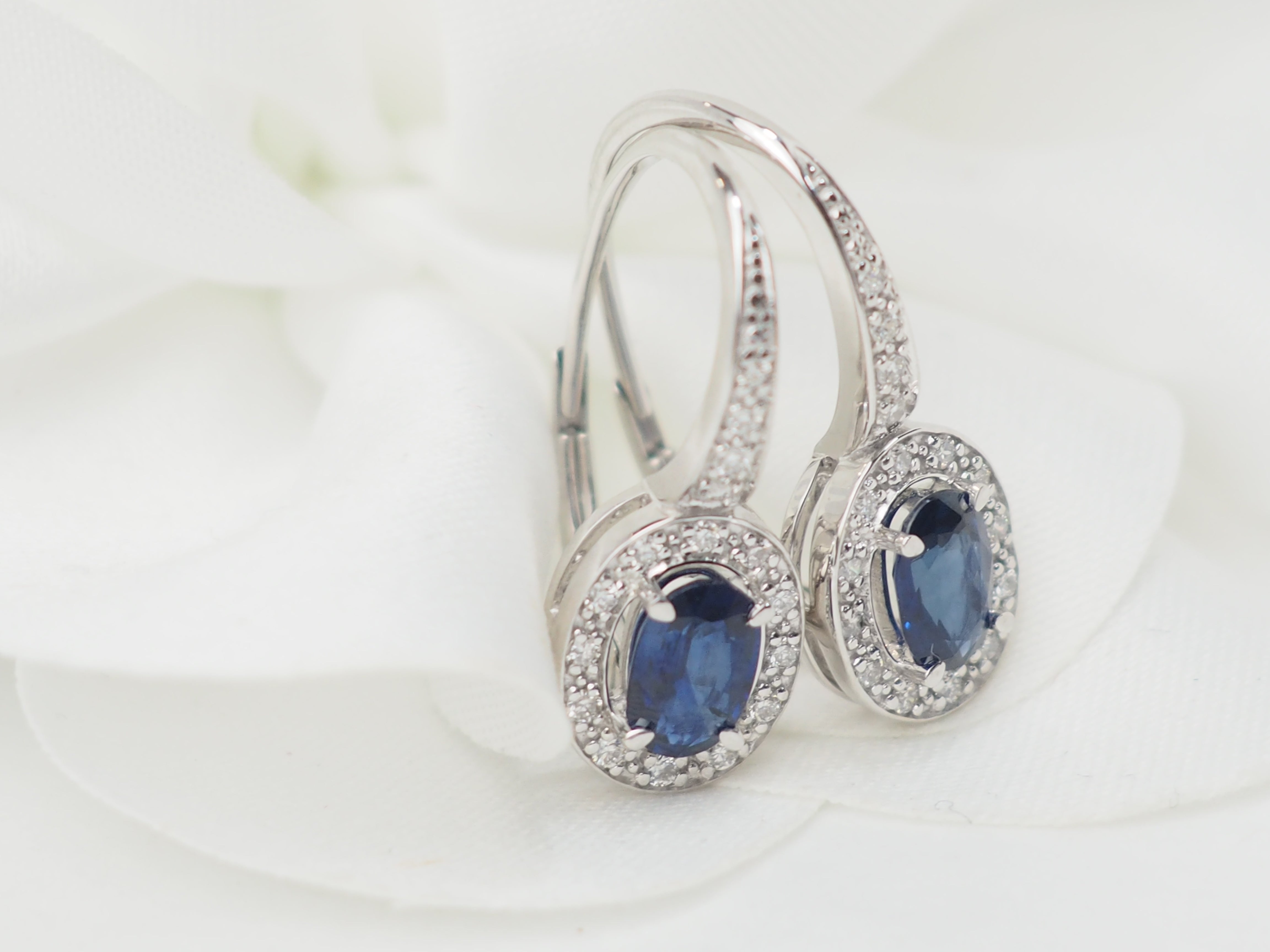Boucles d'oreilles dormeuses en or blanc, saphir et diamants