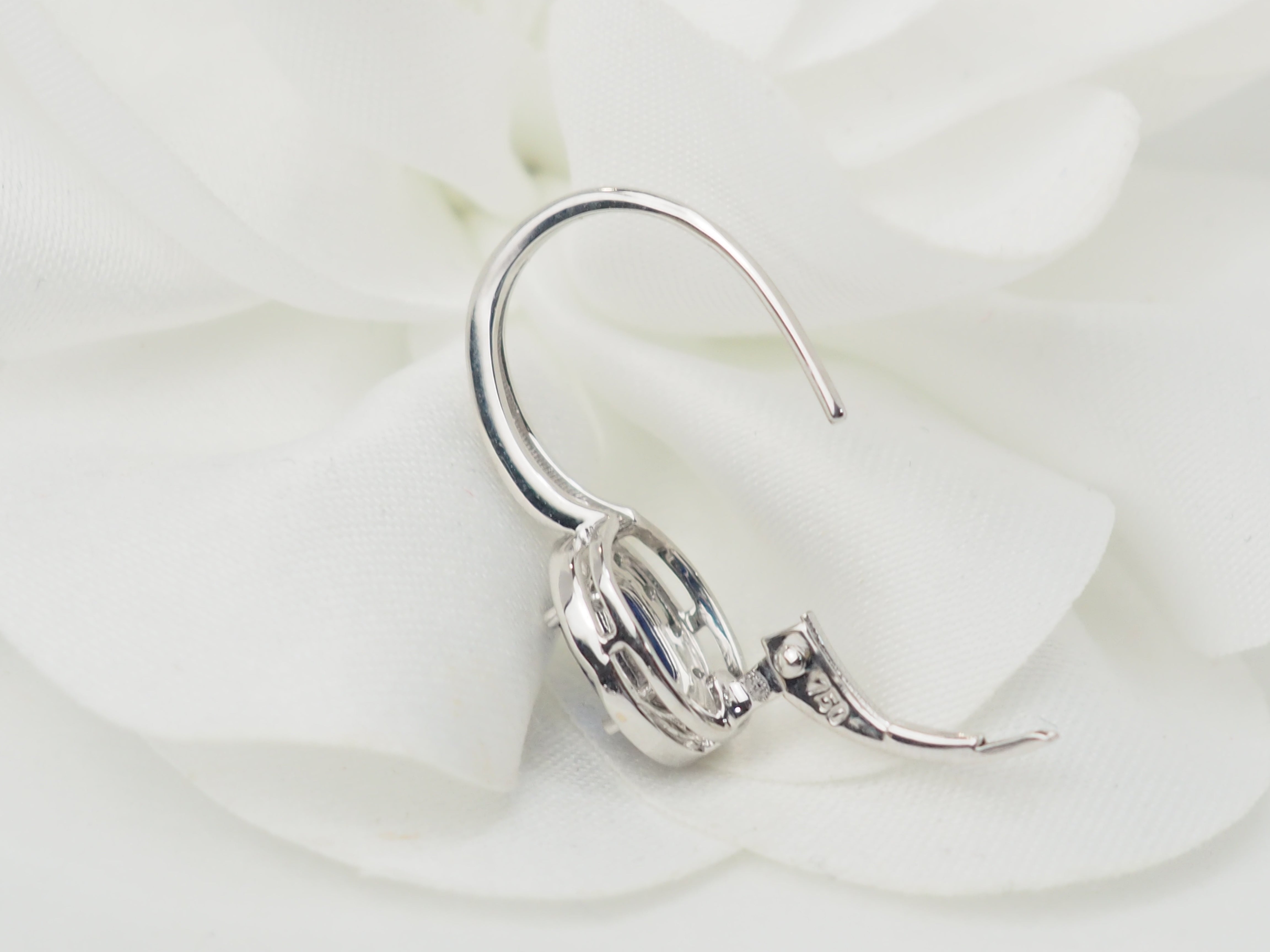 Boucles d'oreilles dormeuses en or blanc, saphir et diamants