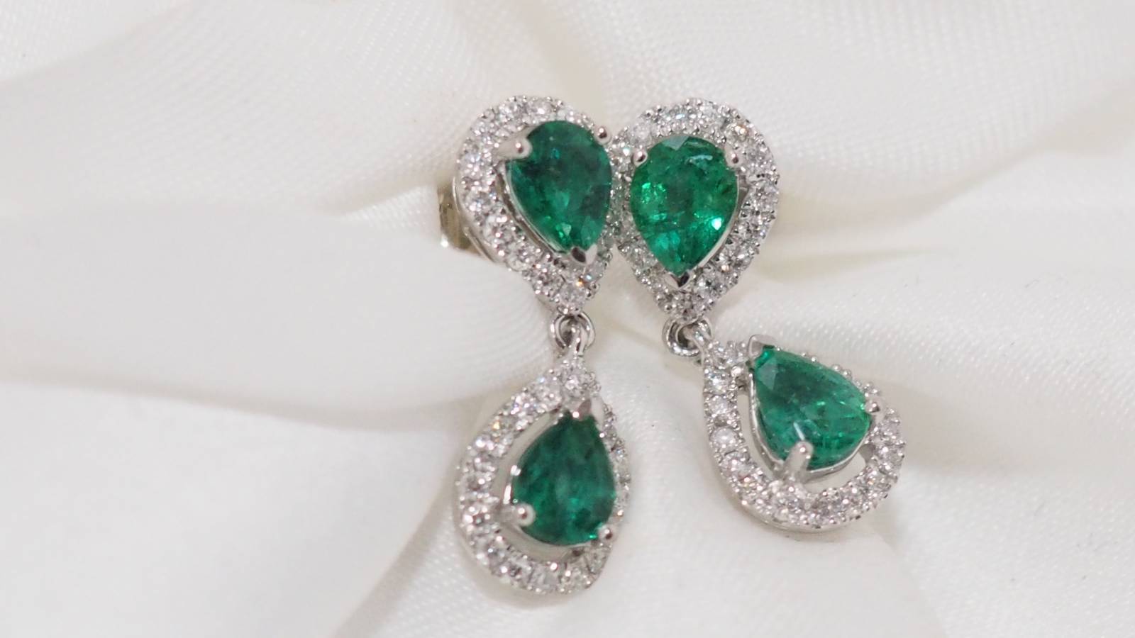 Pendants d'Oreille En Or Blanc, Emeraudes Et Diamants