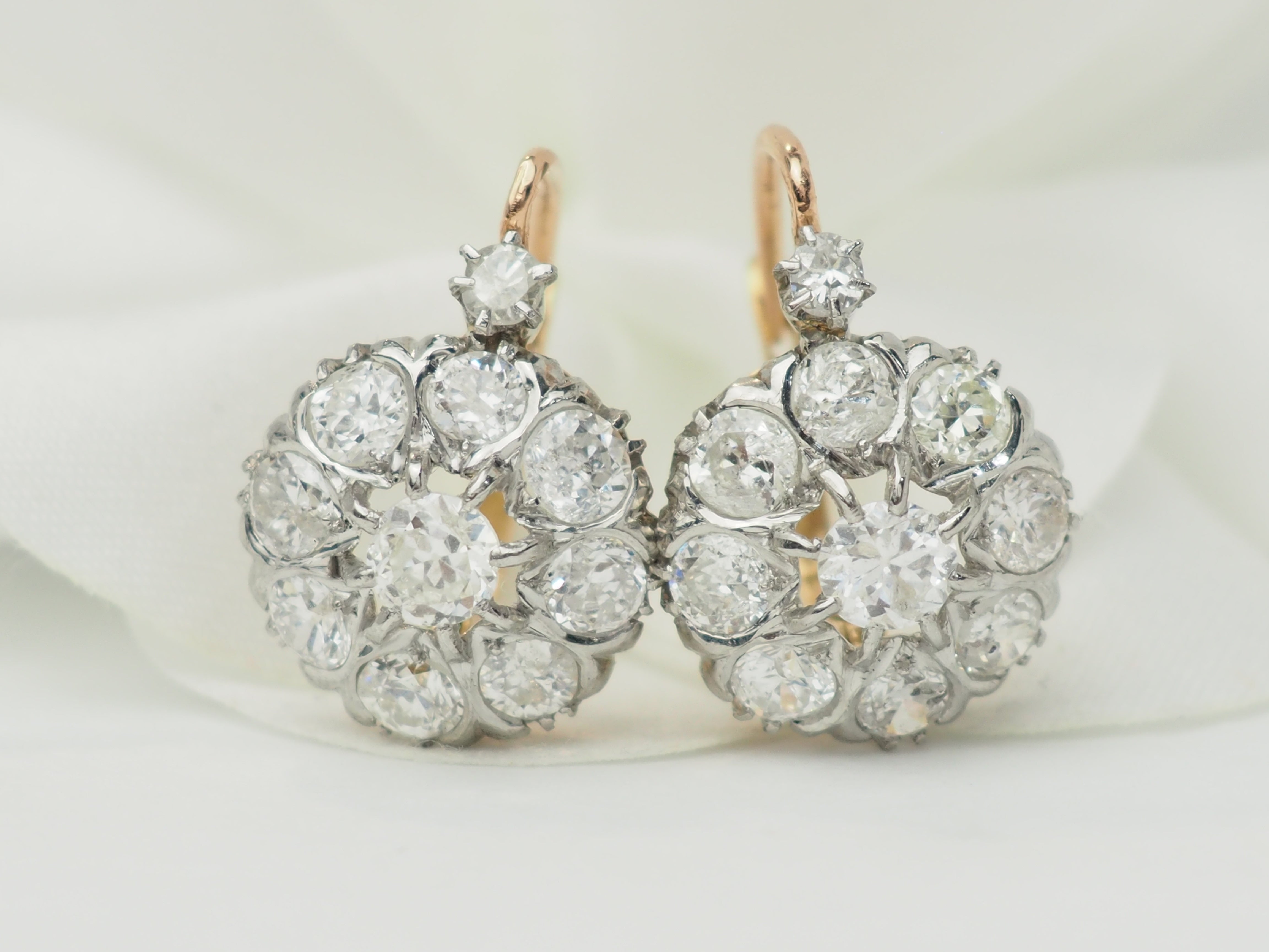 Boucles d'oreilles dormeuses en or jaune et diamants