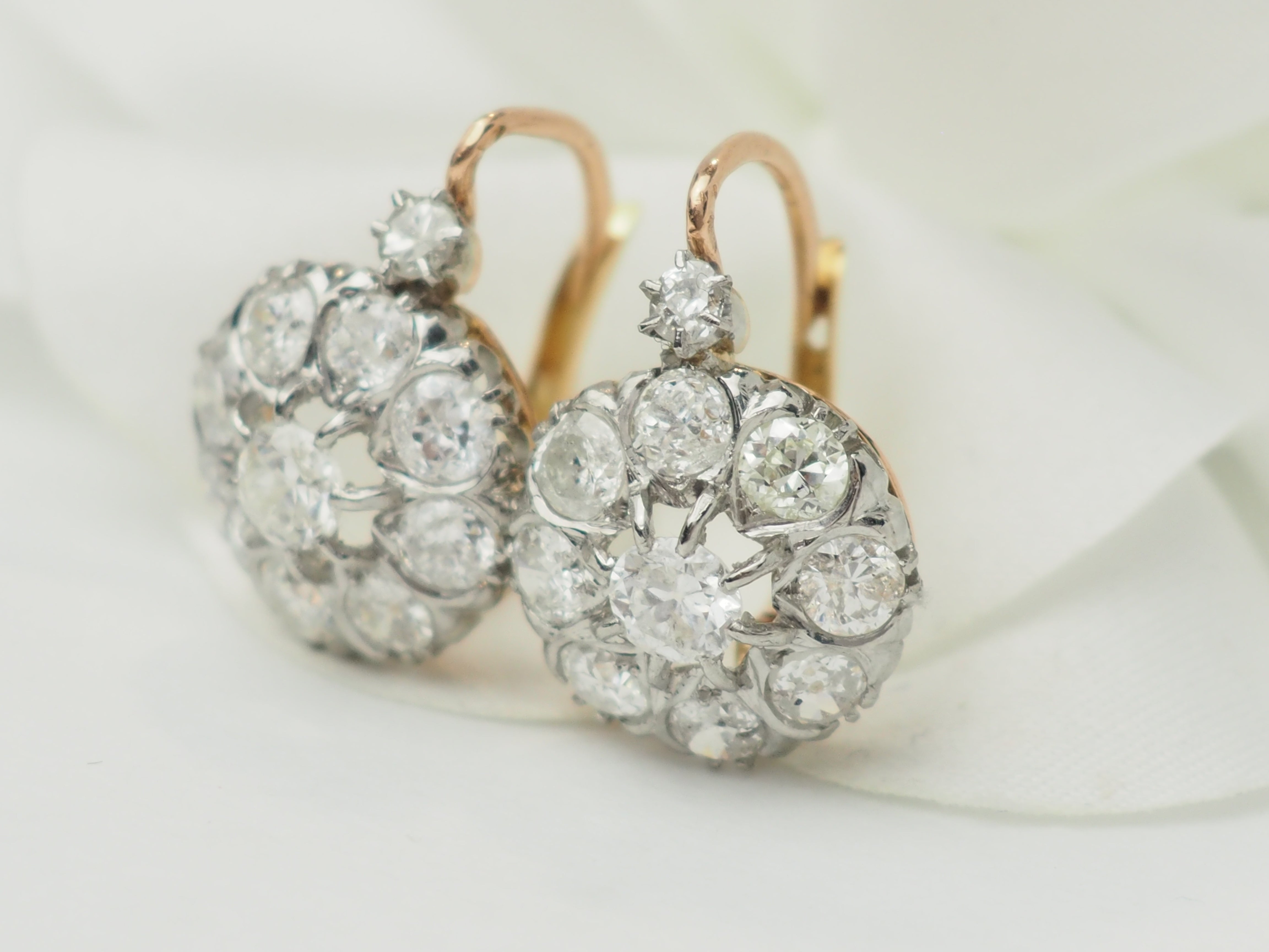 Boucles d'oreilles dormeuses en or jaune et diamants