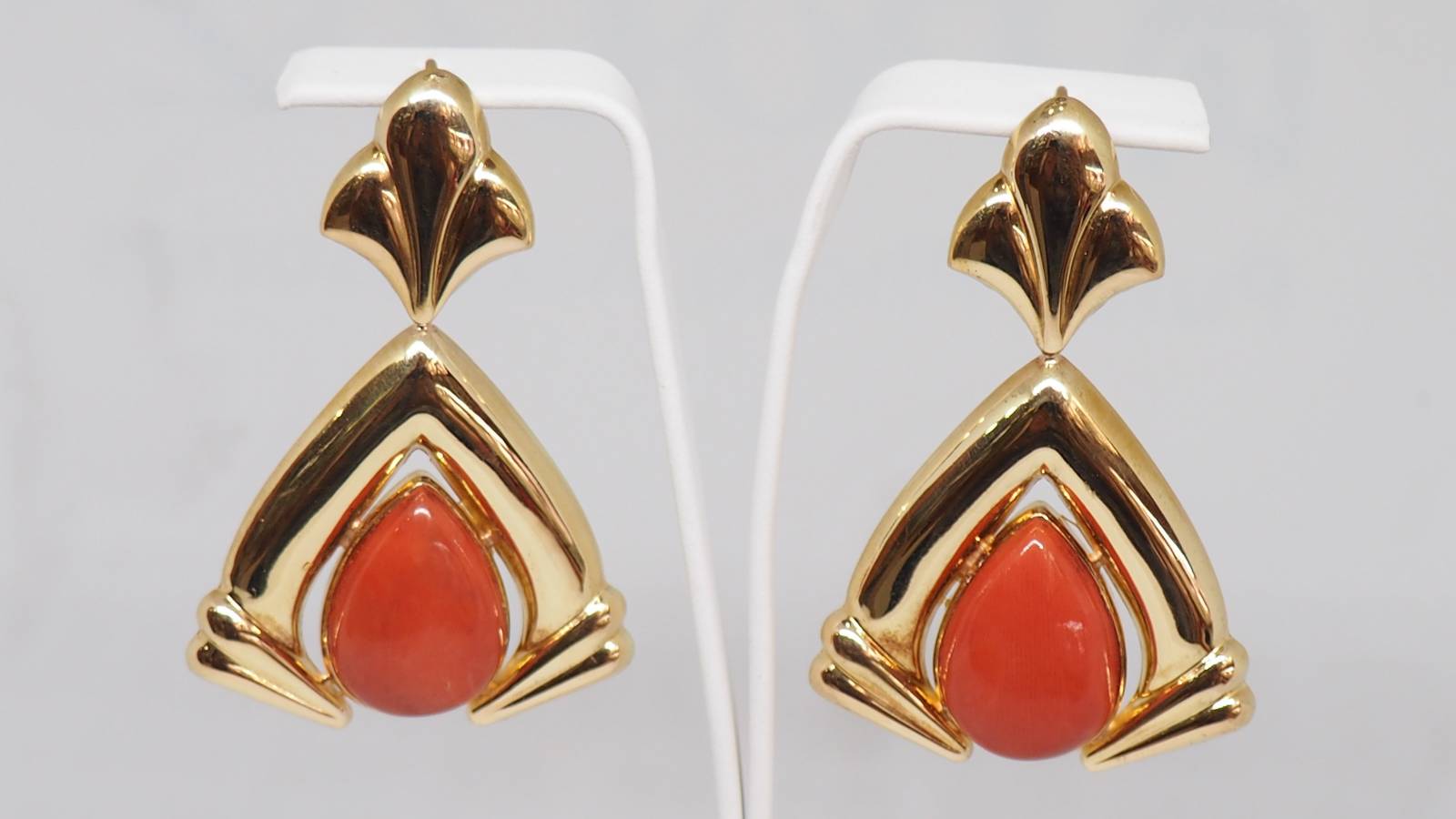 Boucles d'oreilles  en or jaune et corail