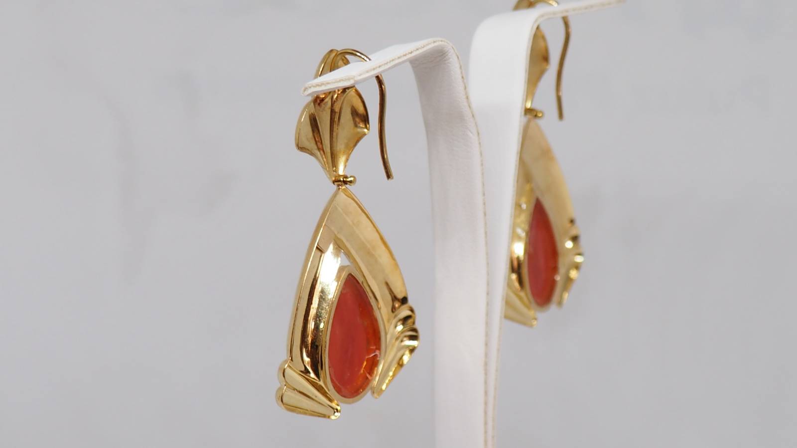 Boucles d'oreilles  en or jaune et corail