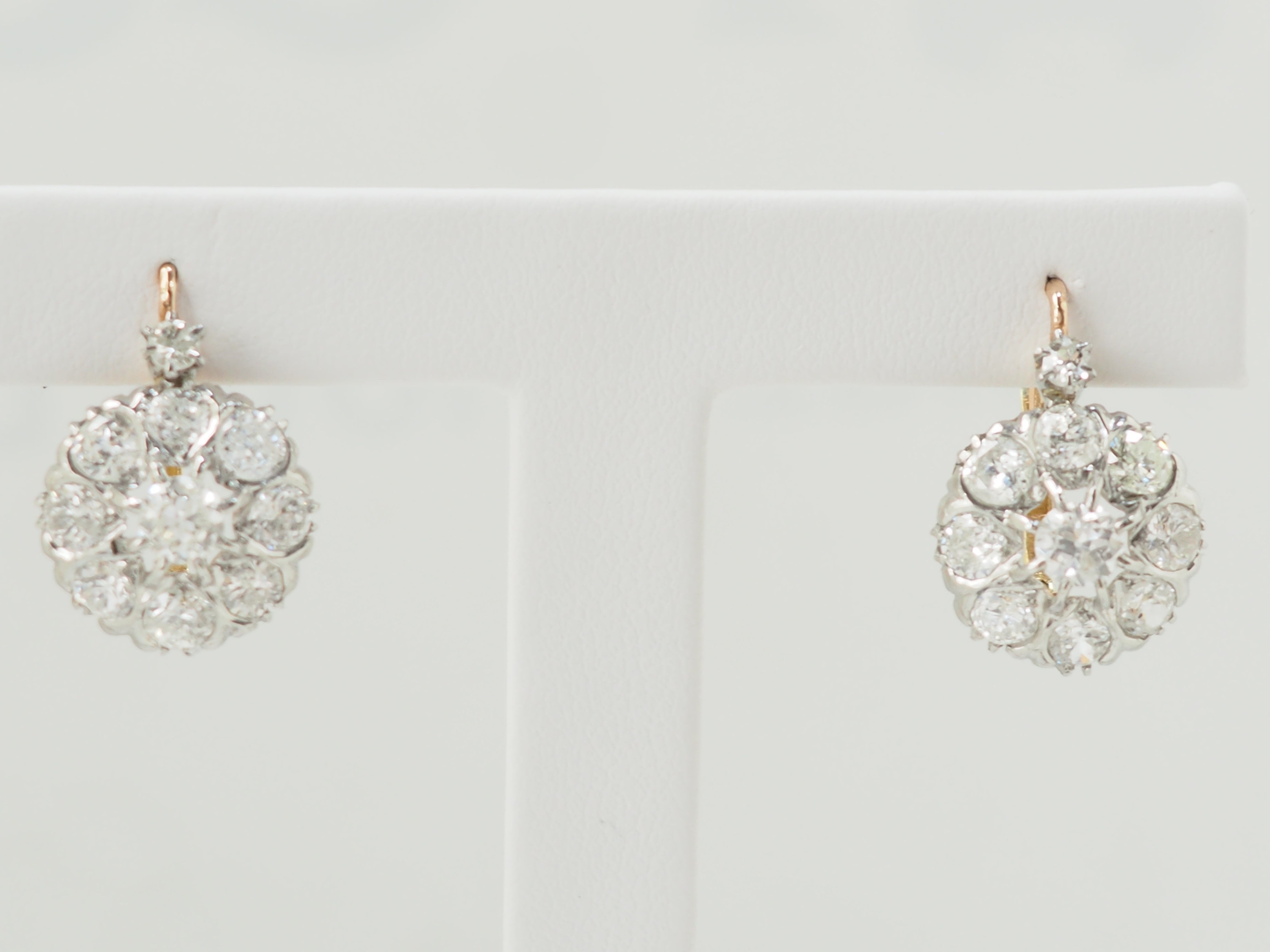 Boucles d'oreilles dormeuses en or jaune et diamants
