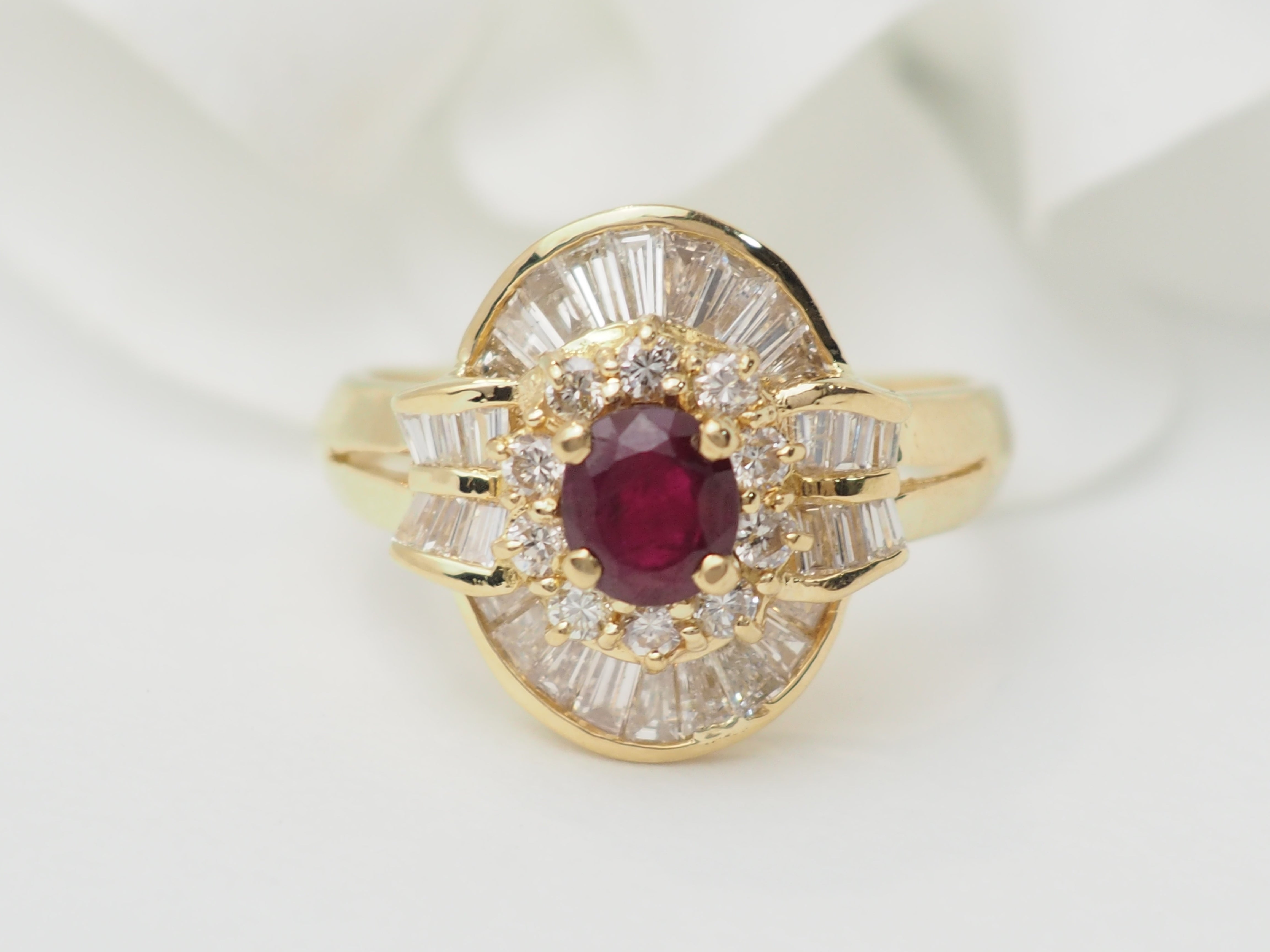 Bague jupe en or jaune, rubis et diamants