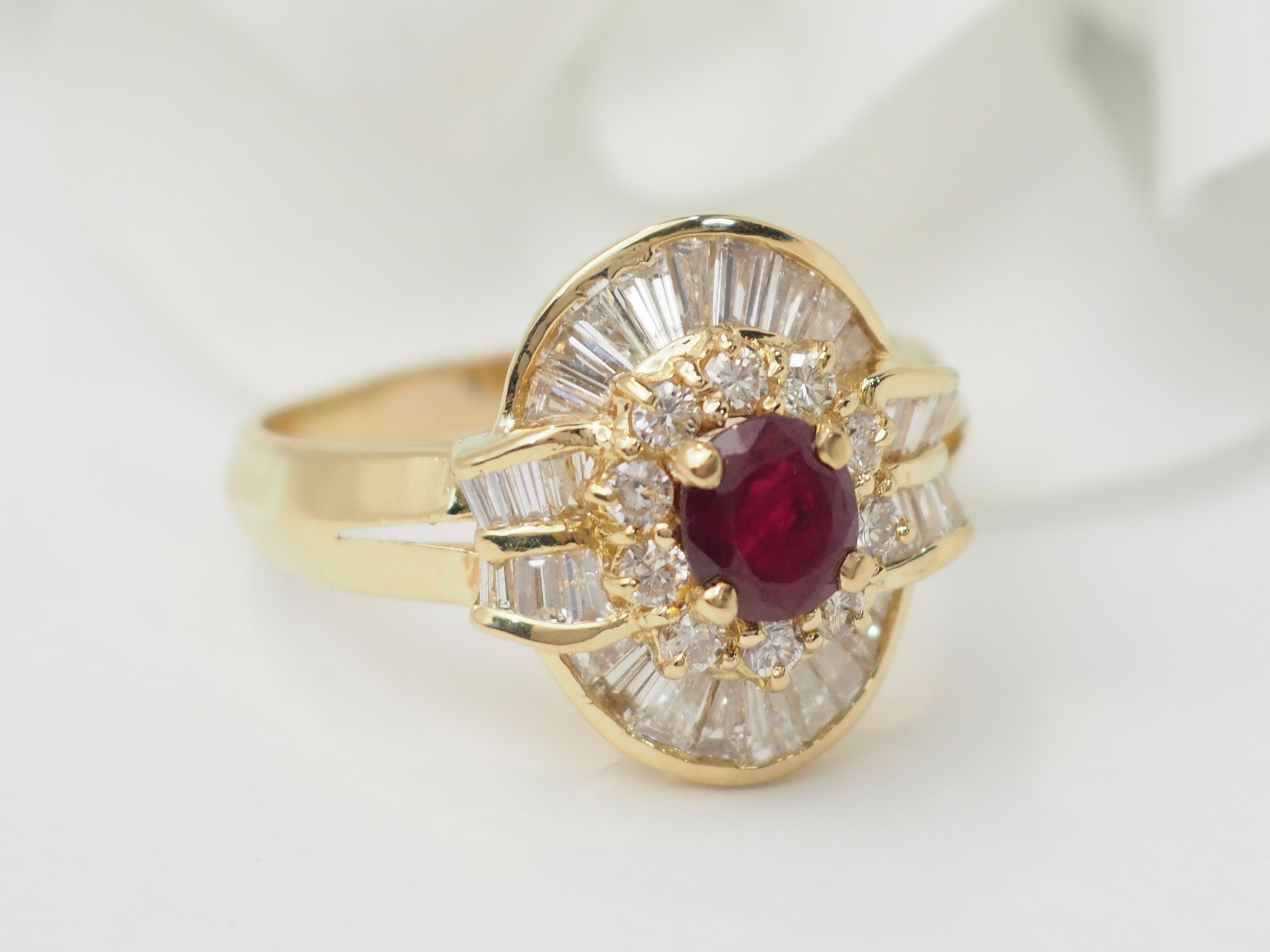 Bague jupe en or jaune, rubis et diamants