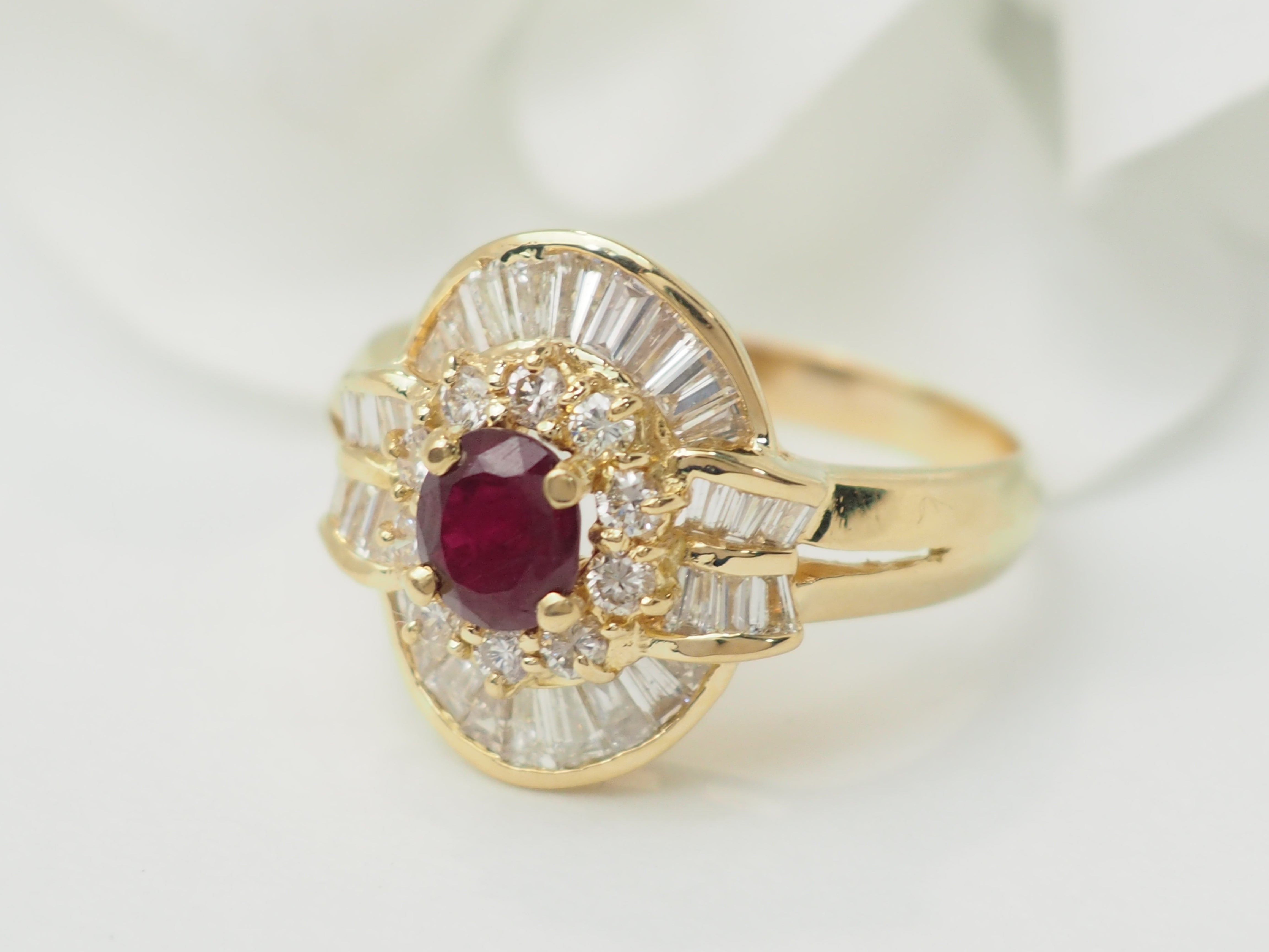Bague jupe en or jaune, rubis et diamants