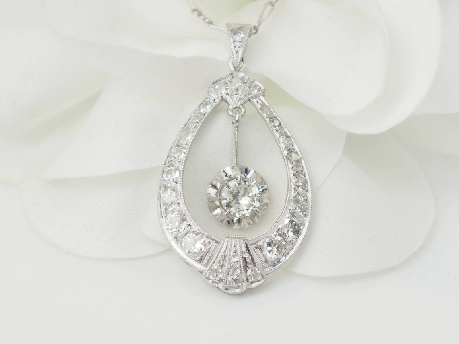 Collier or blanc et diamants.