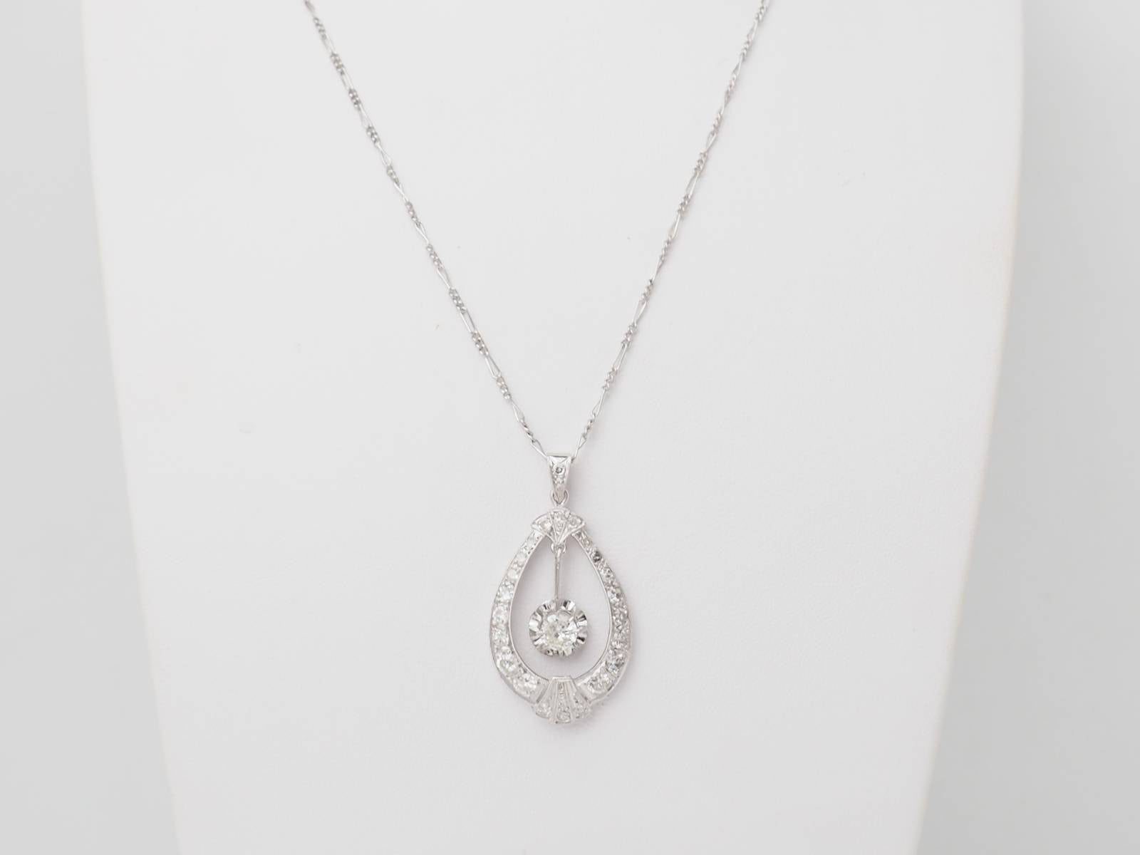Collier or blanc et diamants.