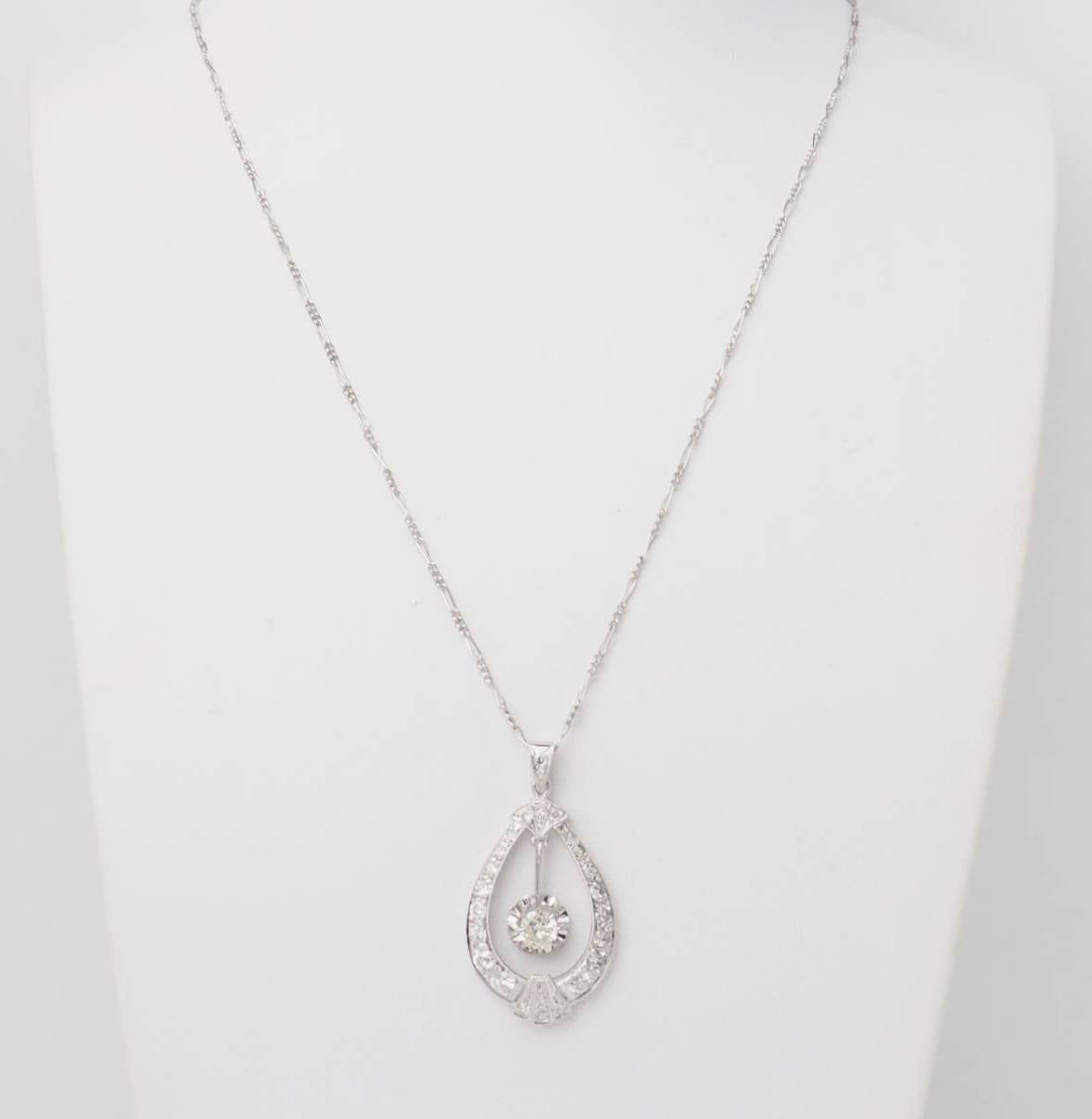 Collier or blanc et diamants.