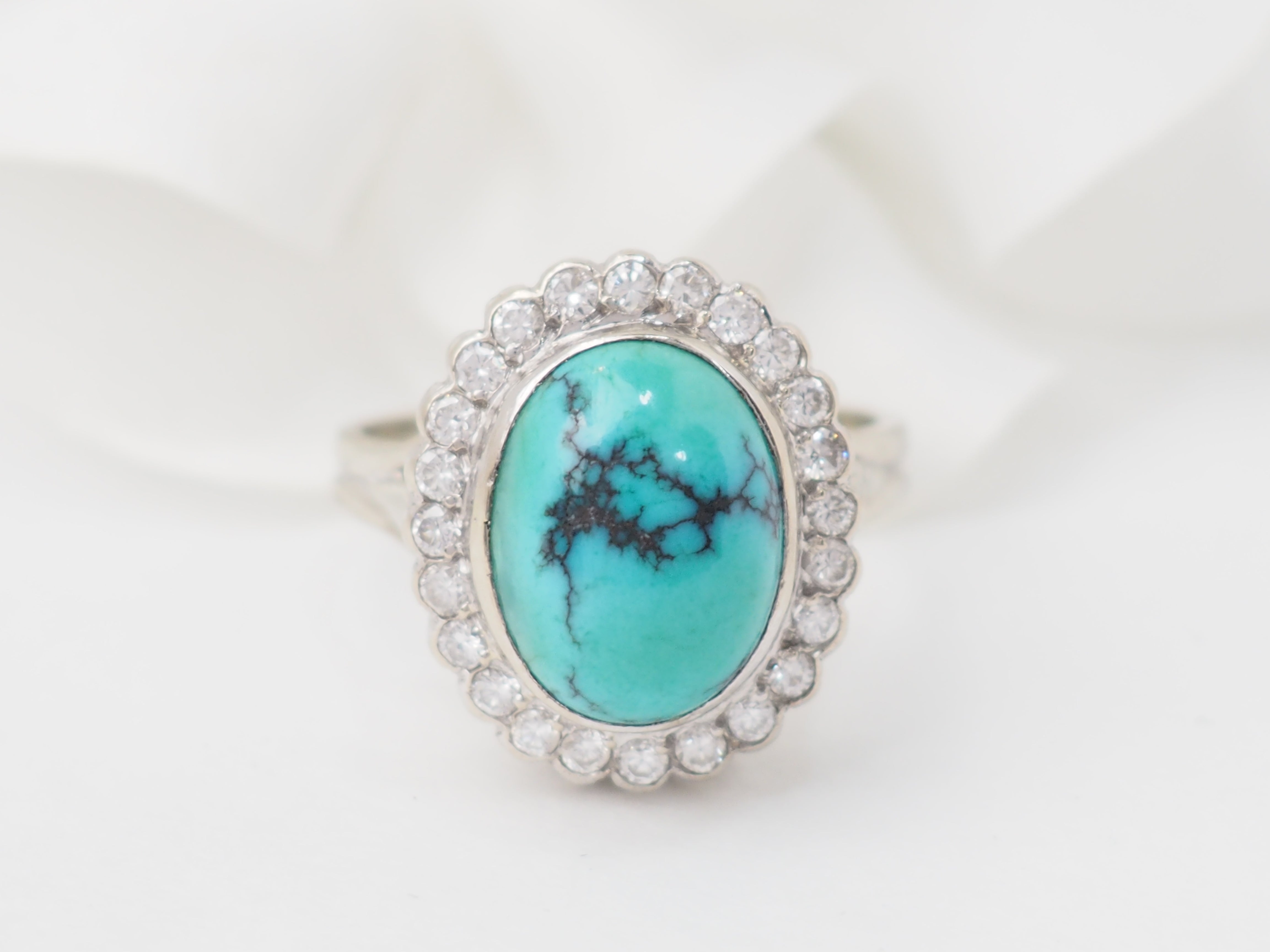 Bague pompadour en or blanc, diamants et Turquoise en cabochon