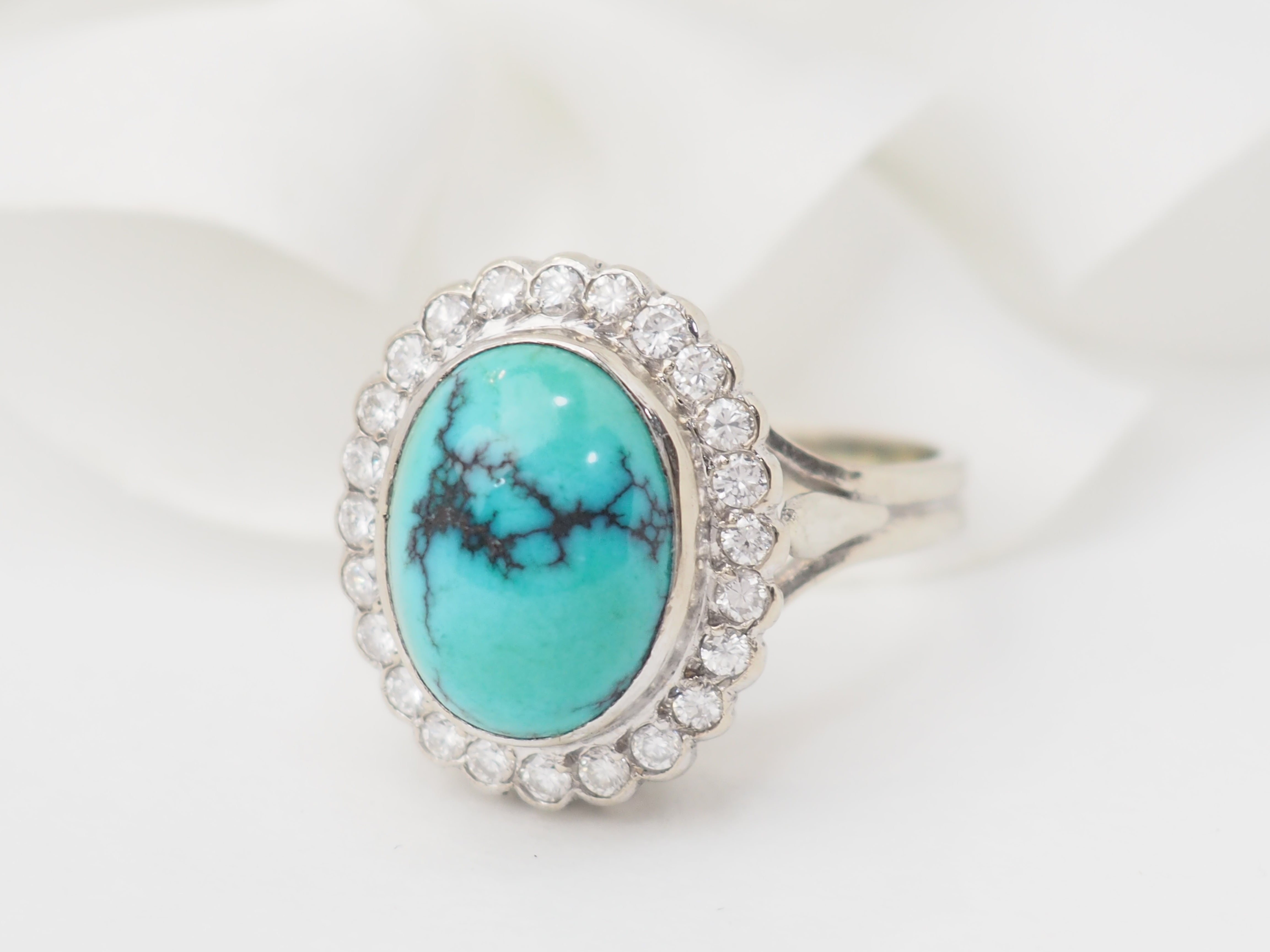 Bague pompadour en or blanc, diamants et Turquoise en cabochon