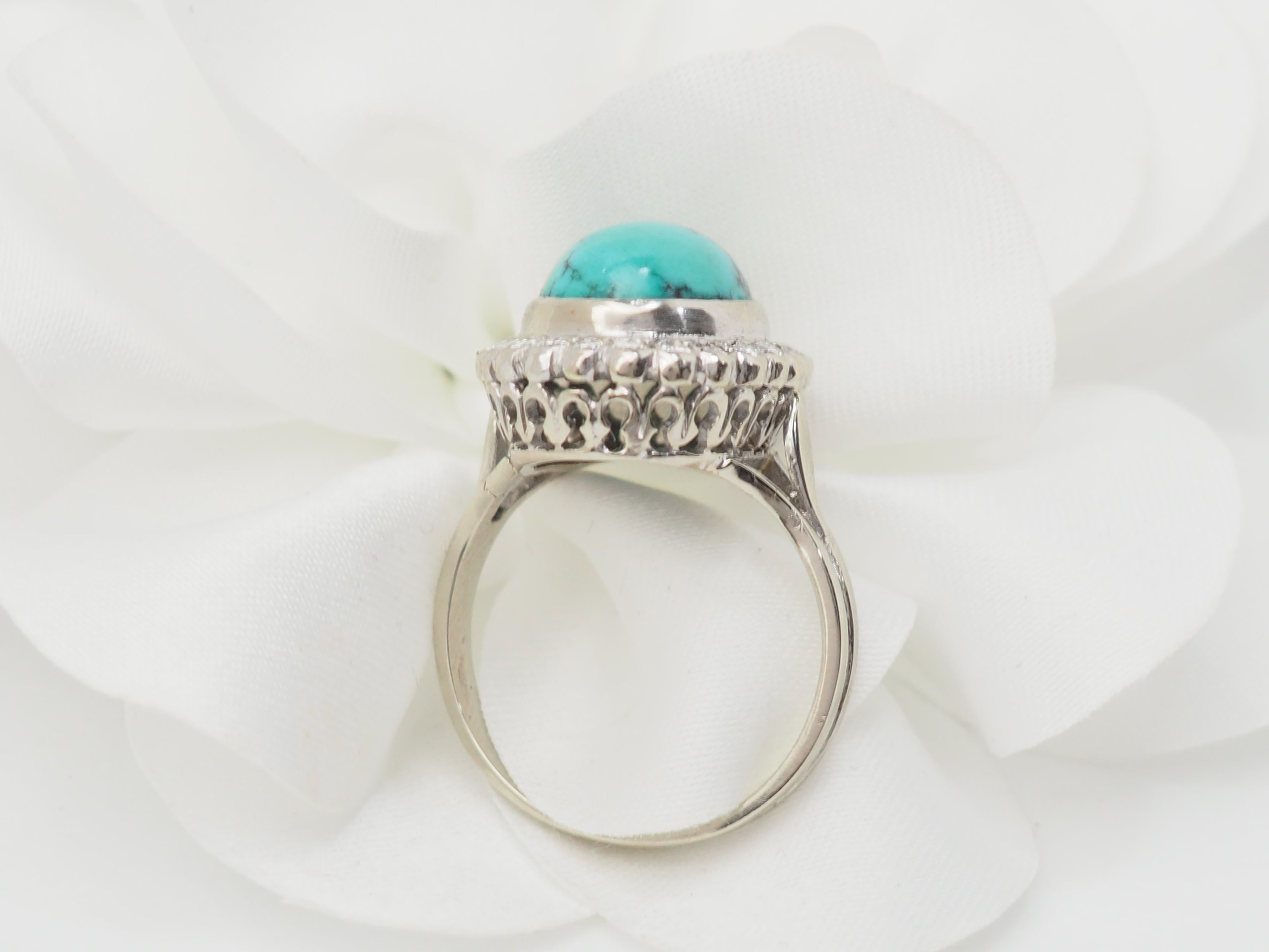 Bague pompadour en or blanc, diamants et Turquoise en cabochon