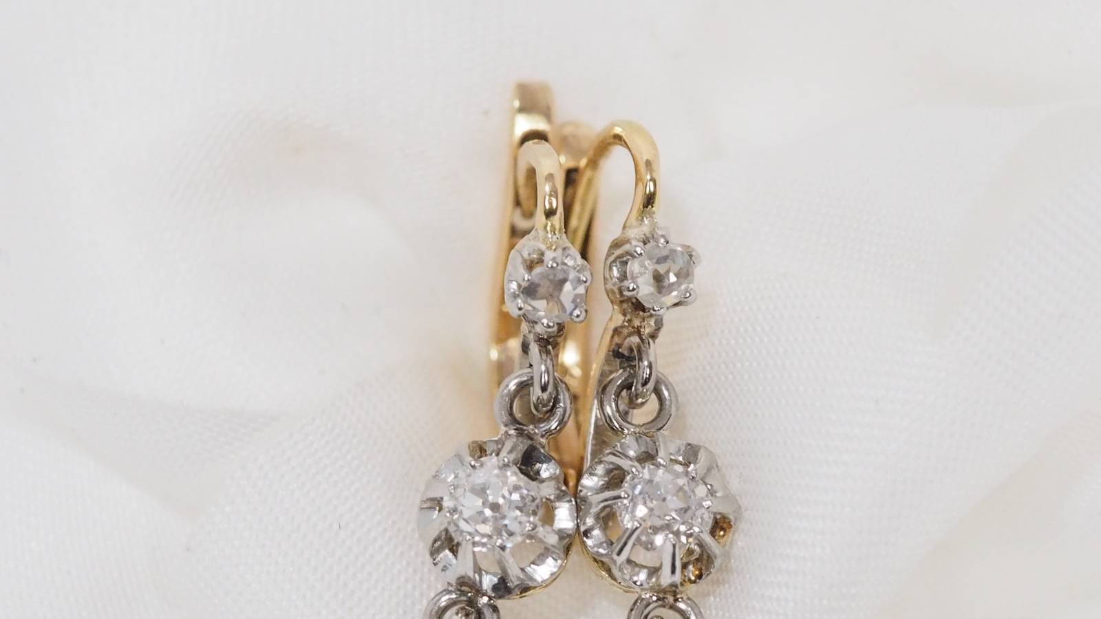 Boucles d'oreilles anciennes en or jaune et diamants