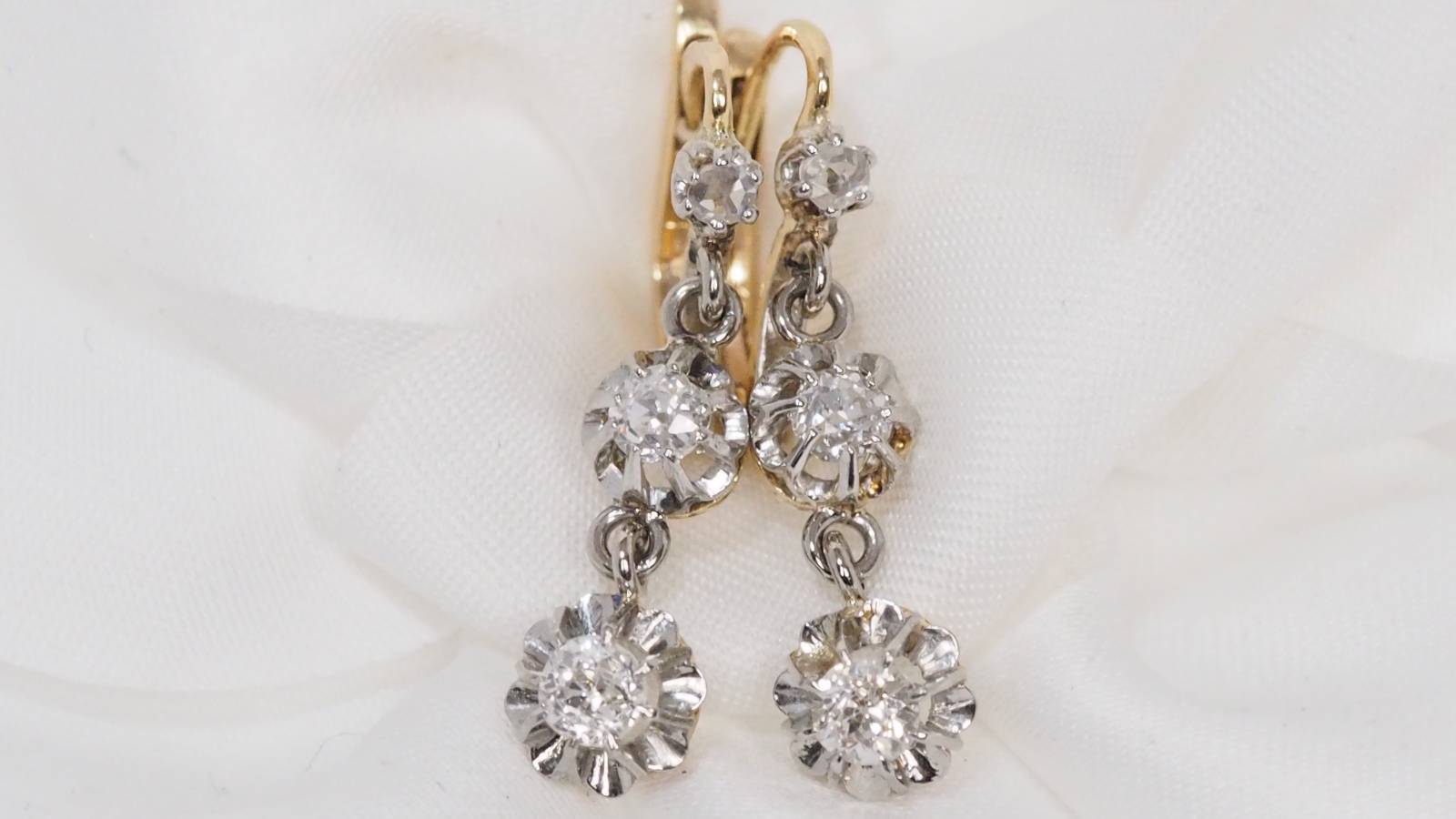 Boucles d'oreilles anciennes en or jaune et diamants