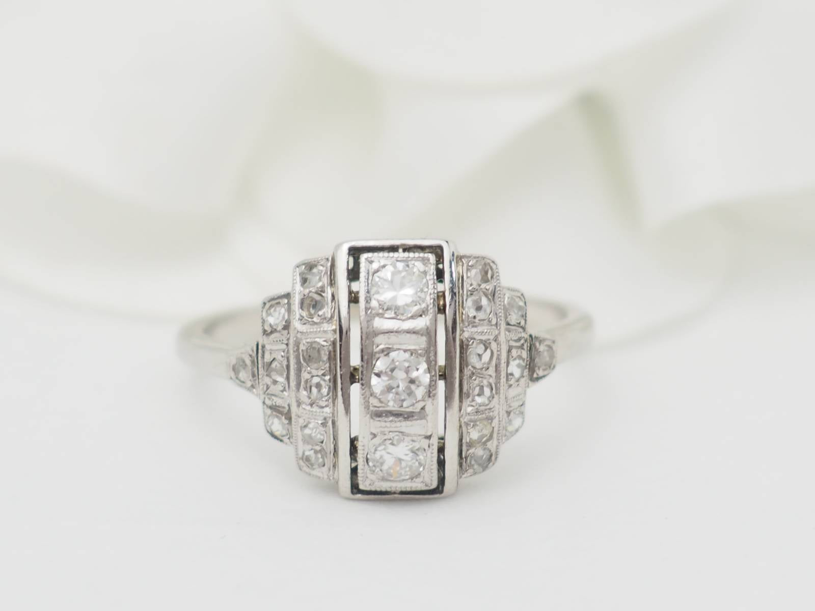 Bague Art Déco en or blanc, platine et diamants