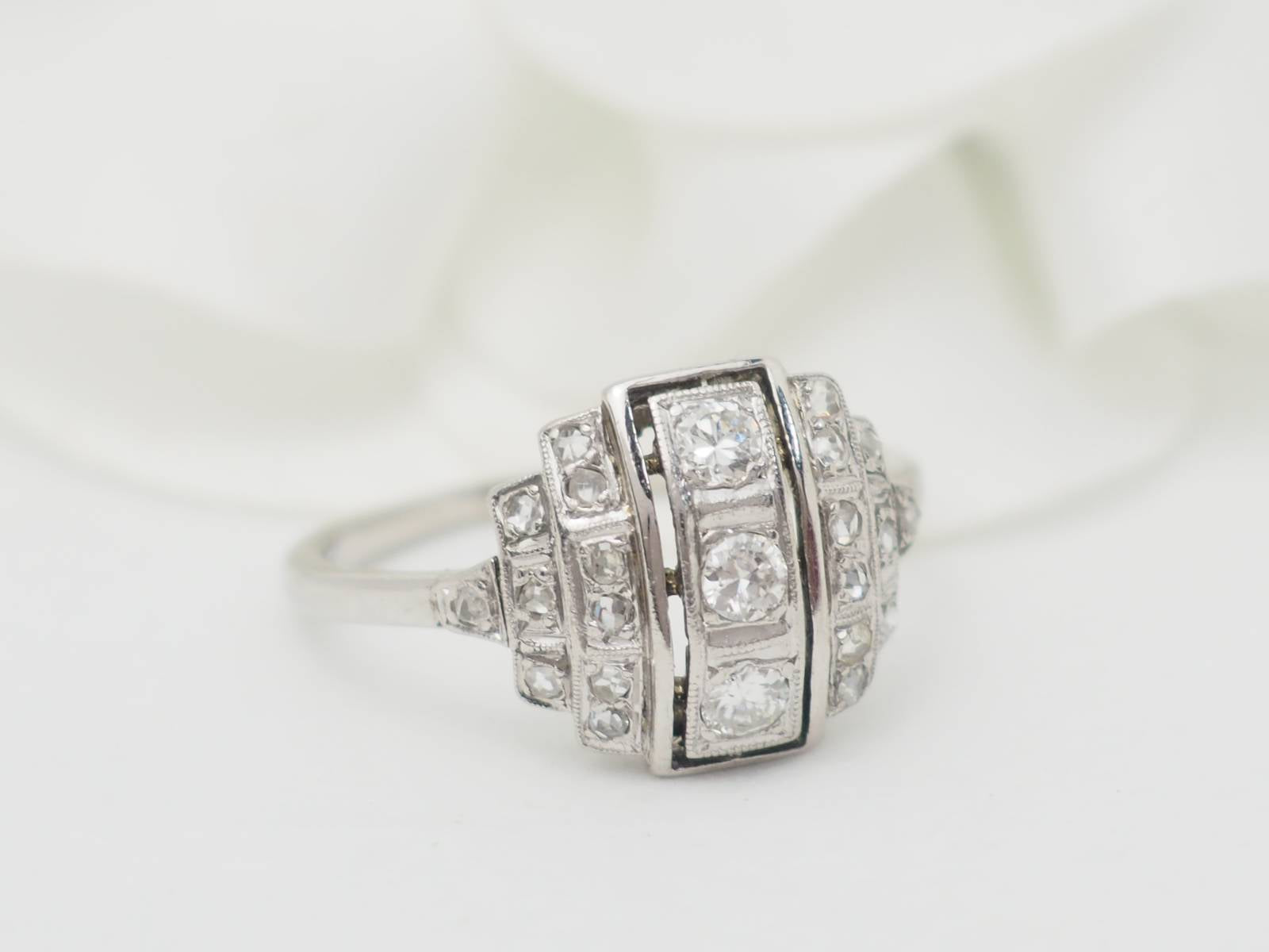 Bague Art Déco en or blanc, platine et diamants