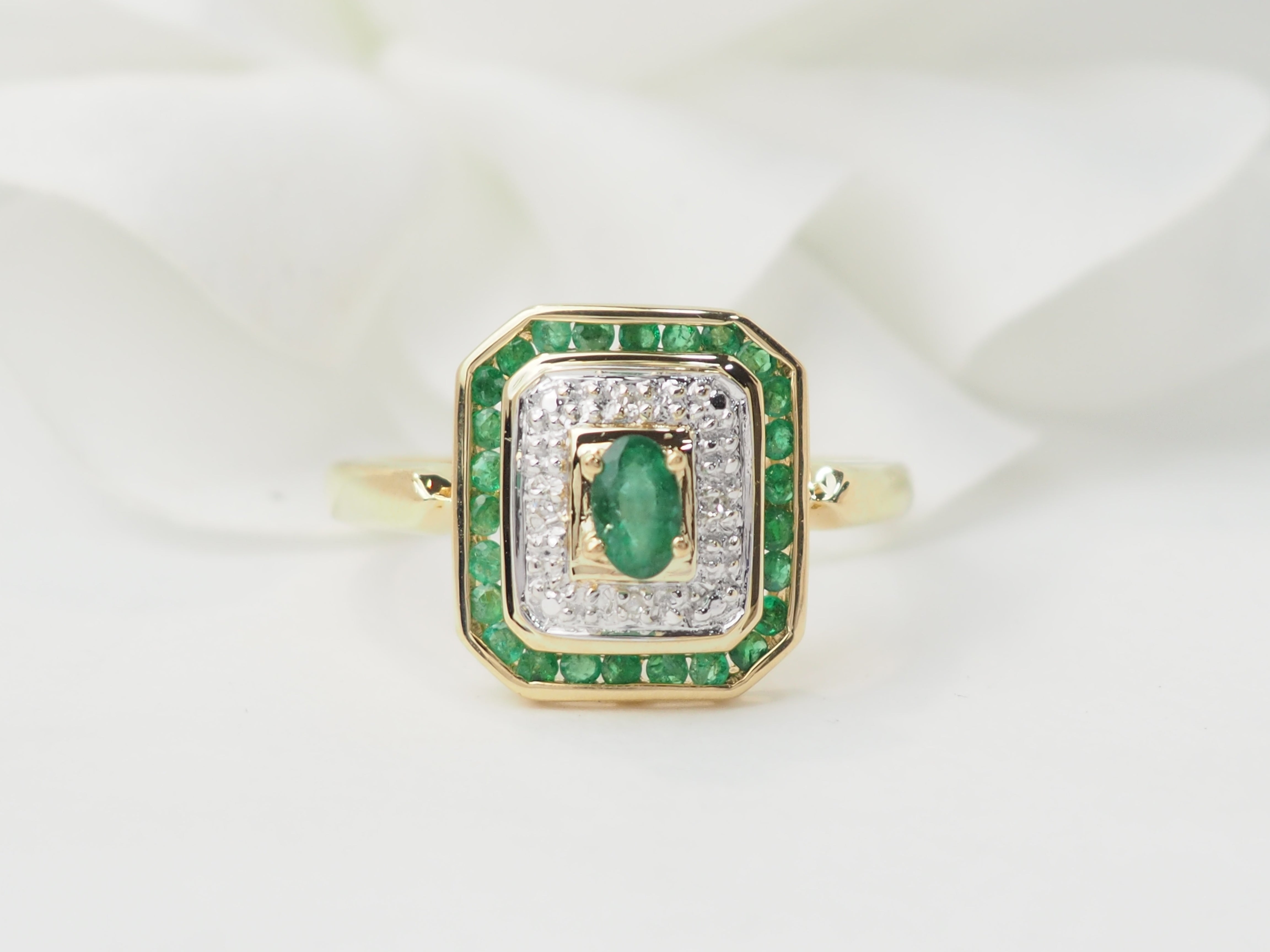 Bague en or jaune, émeraude et diamants