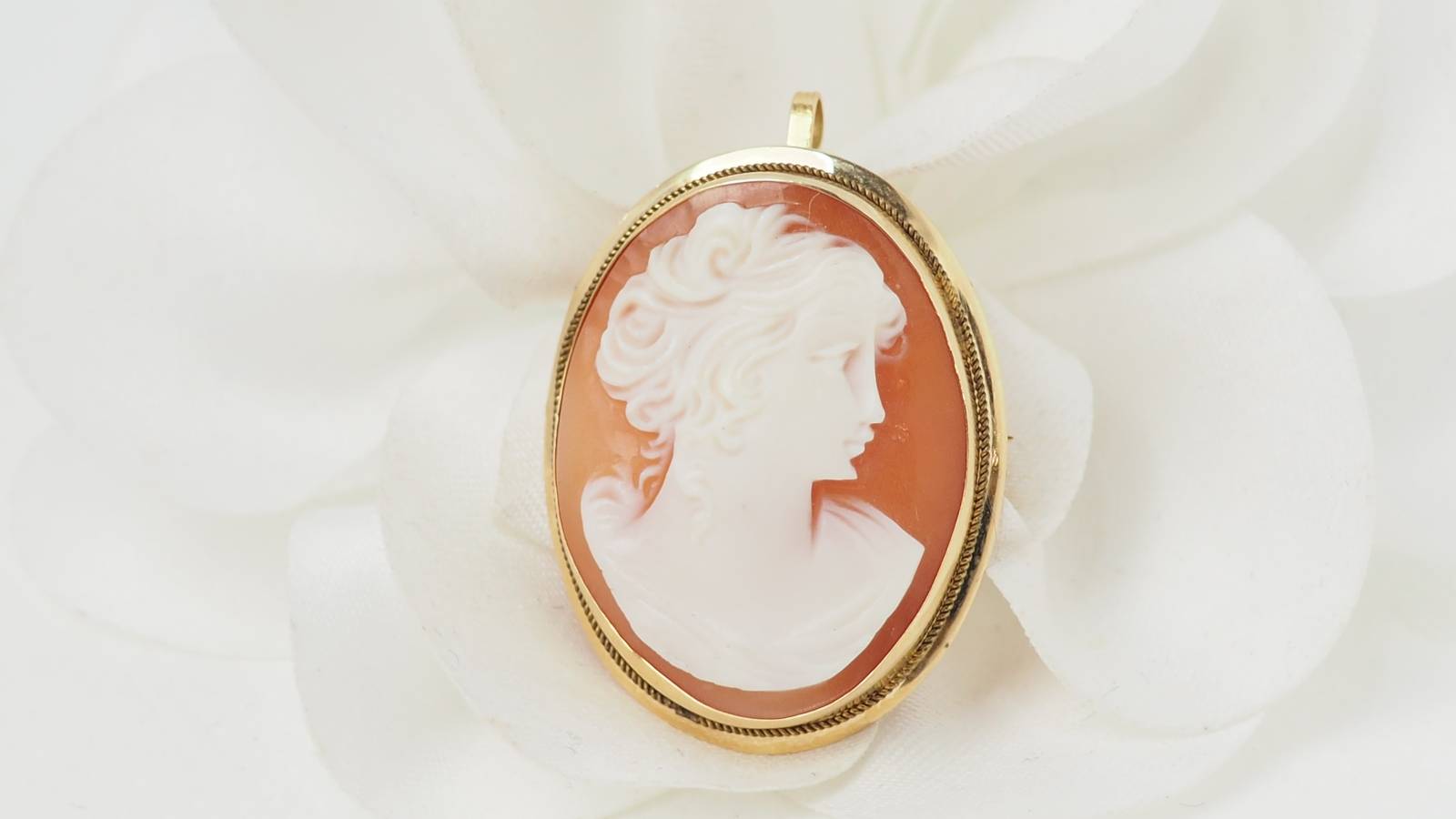 Pendentif-broche ancien en or jaune et camée