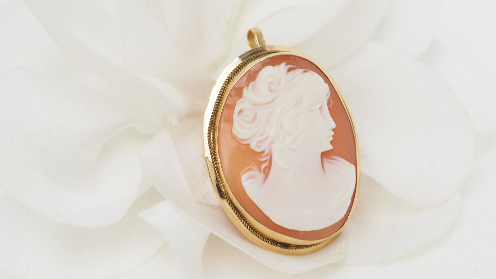 Pendentif-broche ancien en or jaune et camée