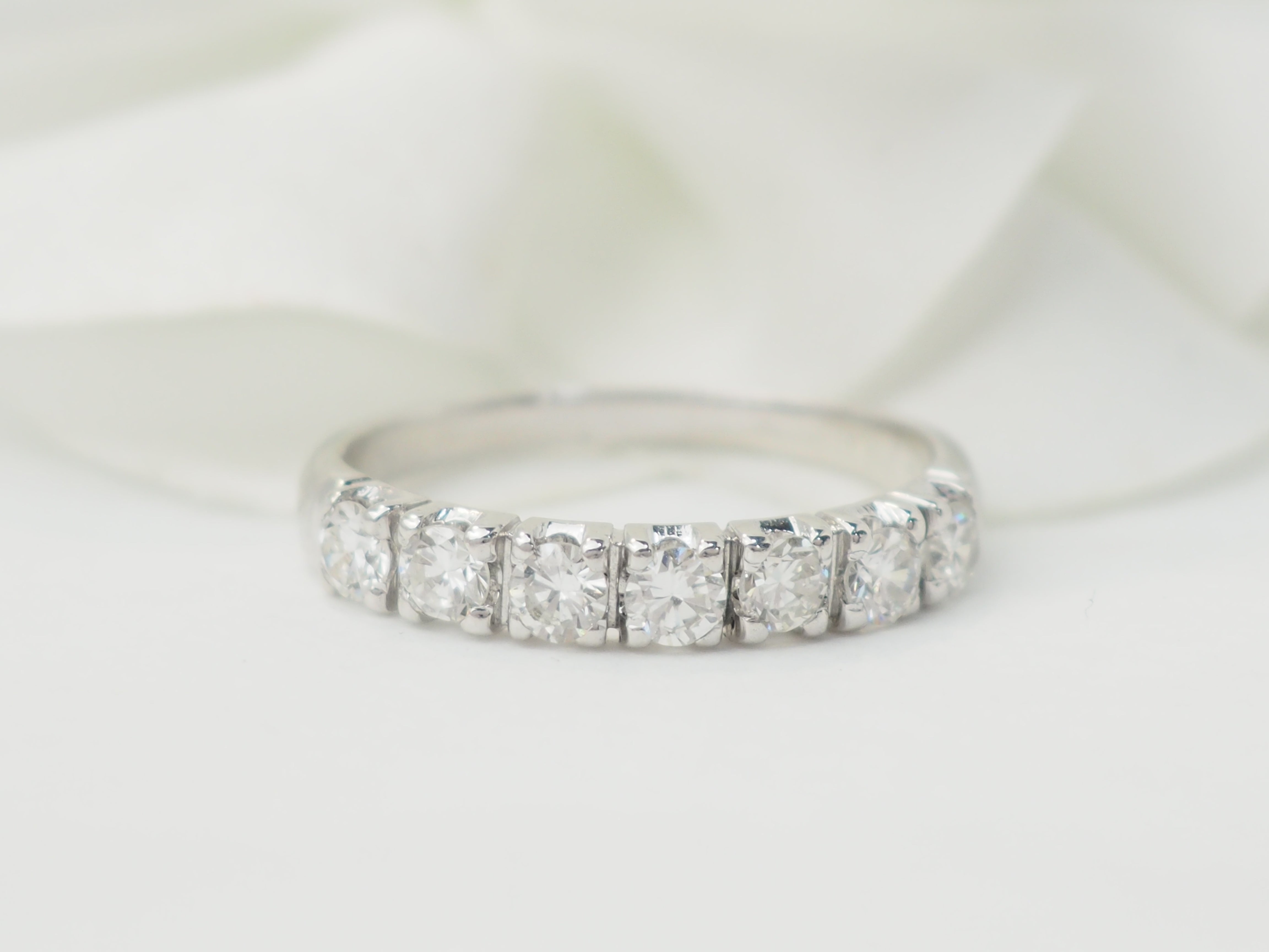 Alliance en or blanc et diamants