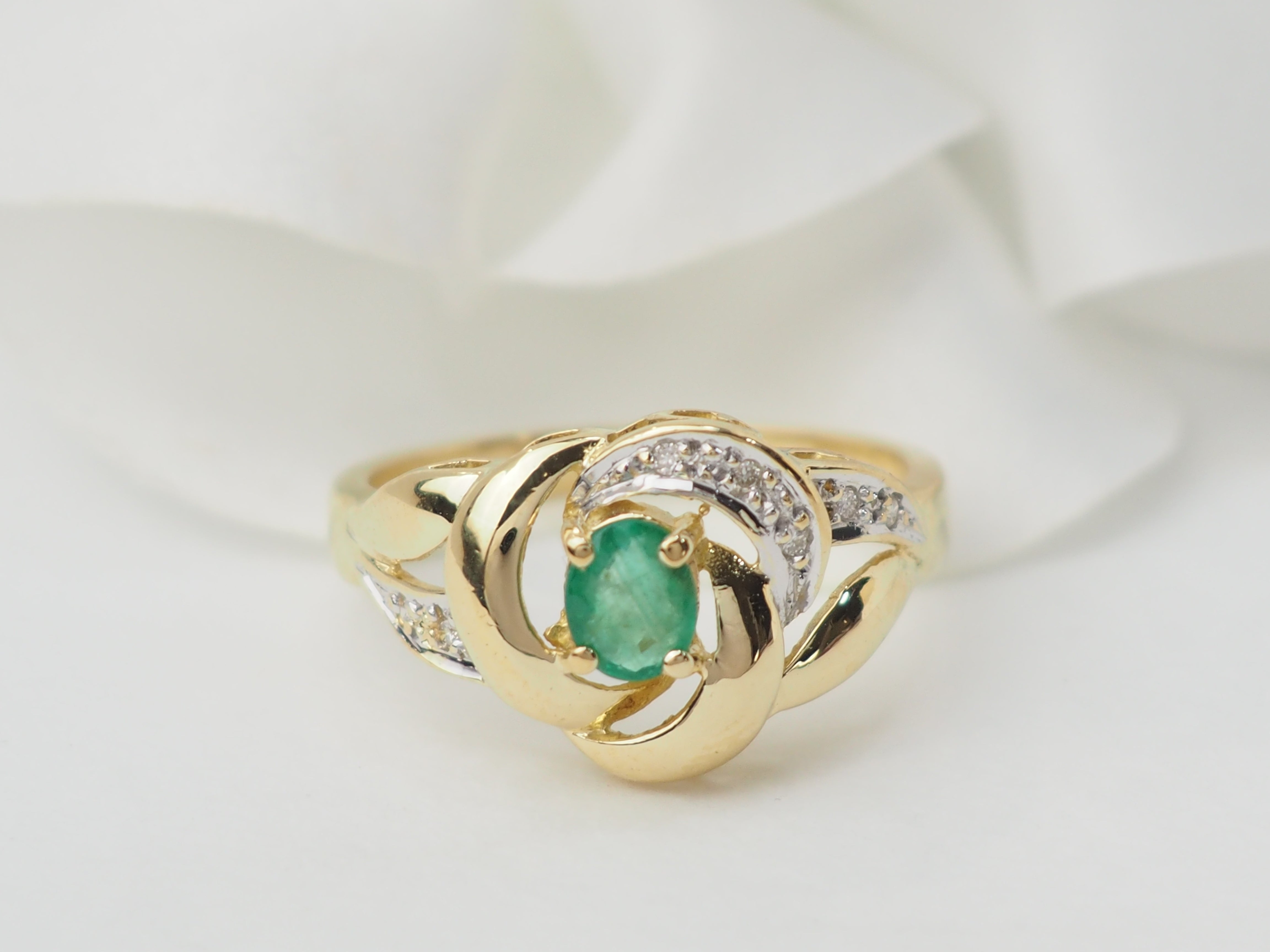 Bague vintage en or jaune, émeraude et diamants