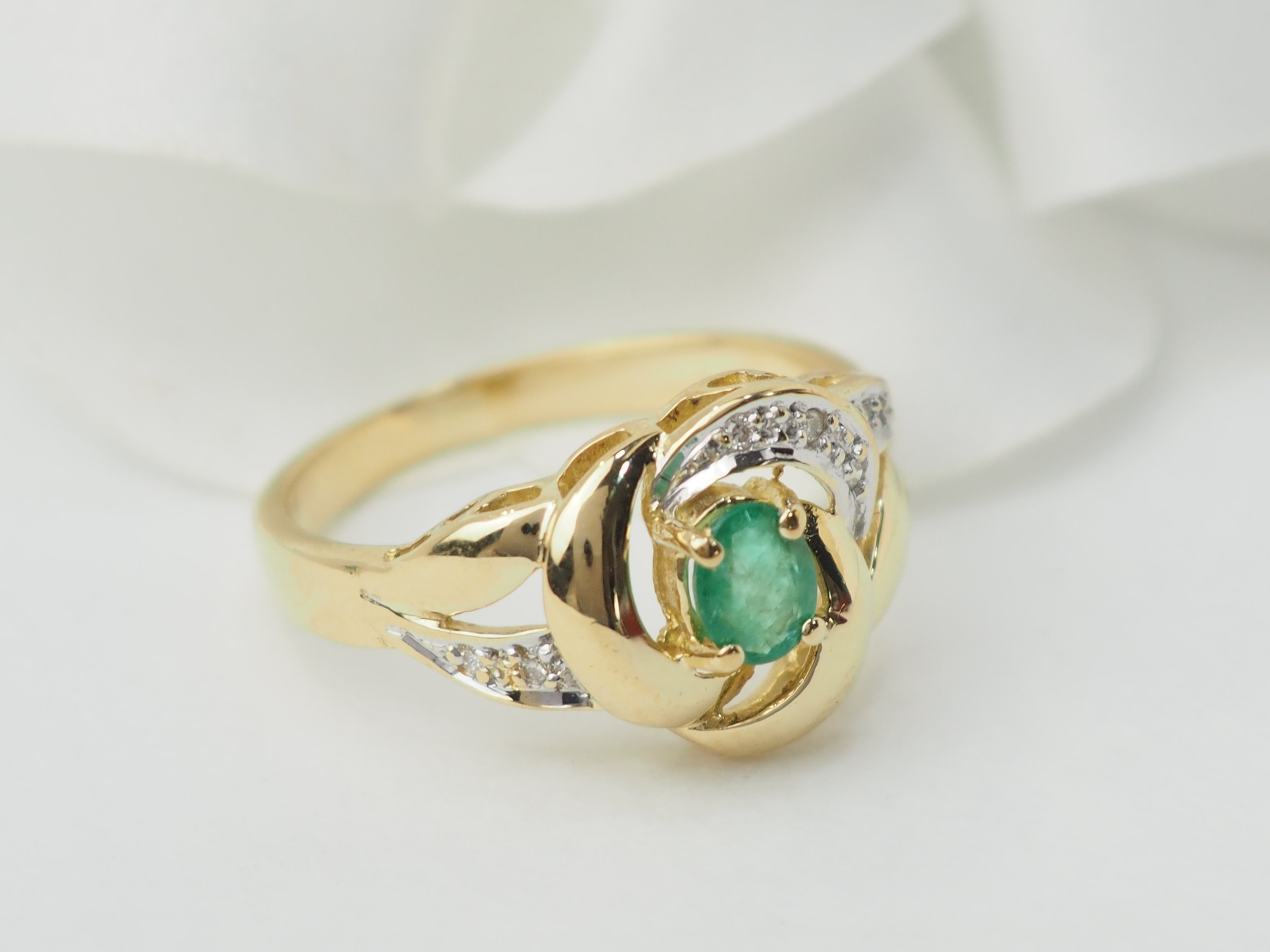 Bague vintage en or jaune, émeraude et diamants