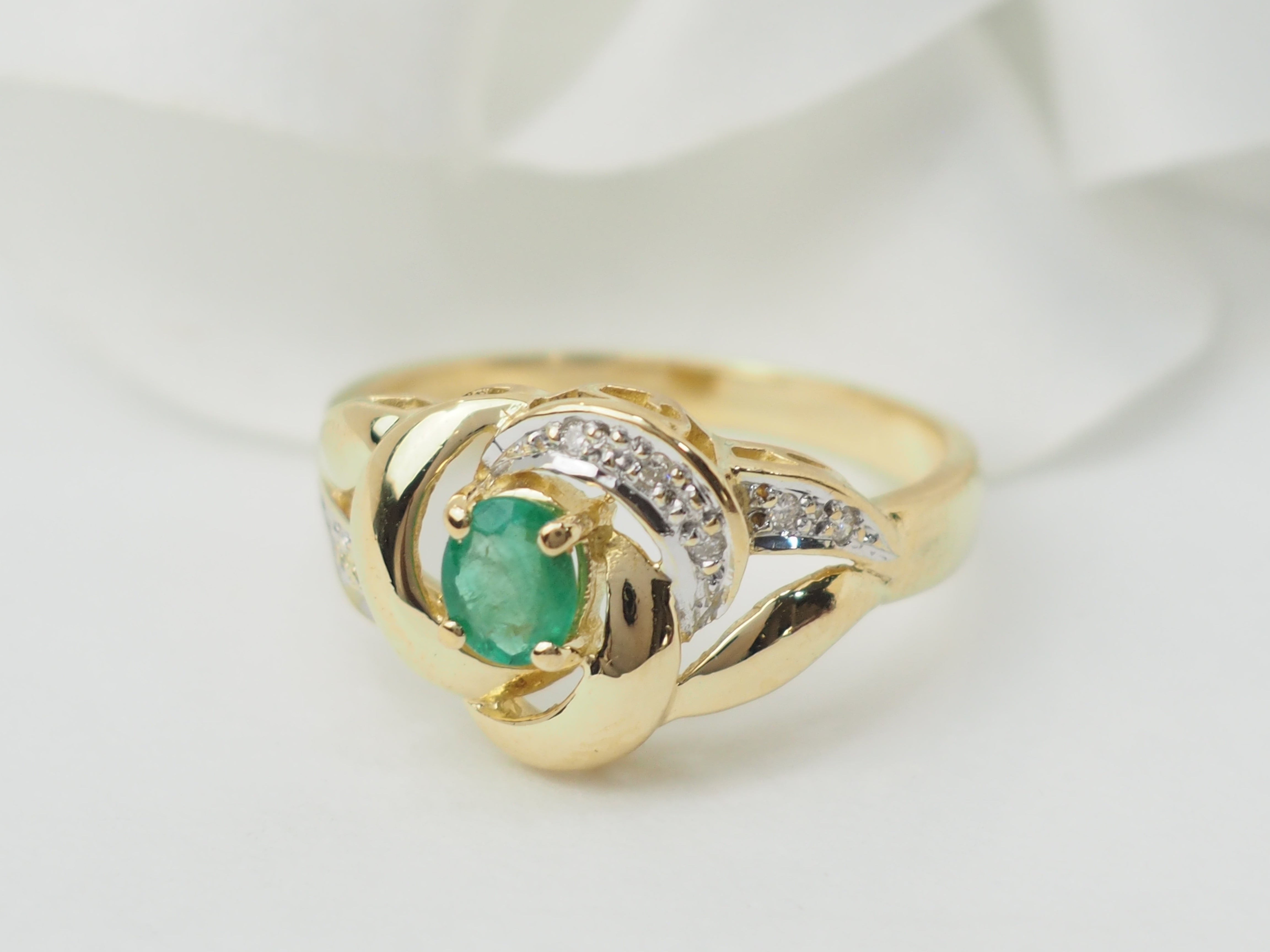 Bague vintage en or jaune, émeraude et diamants