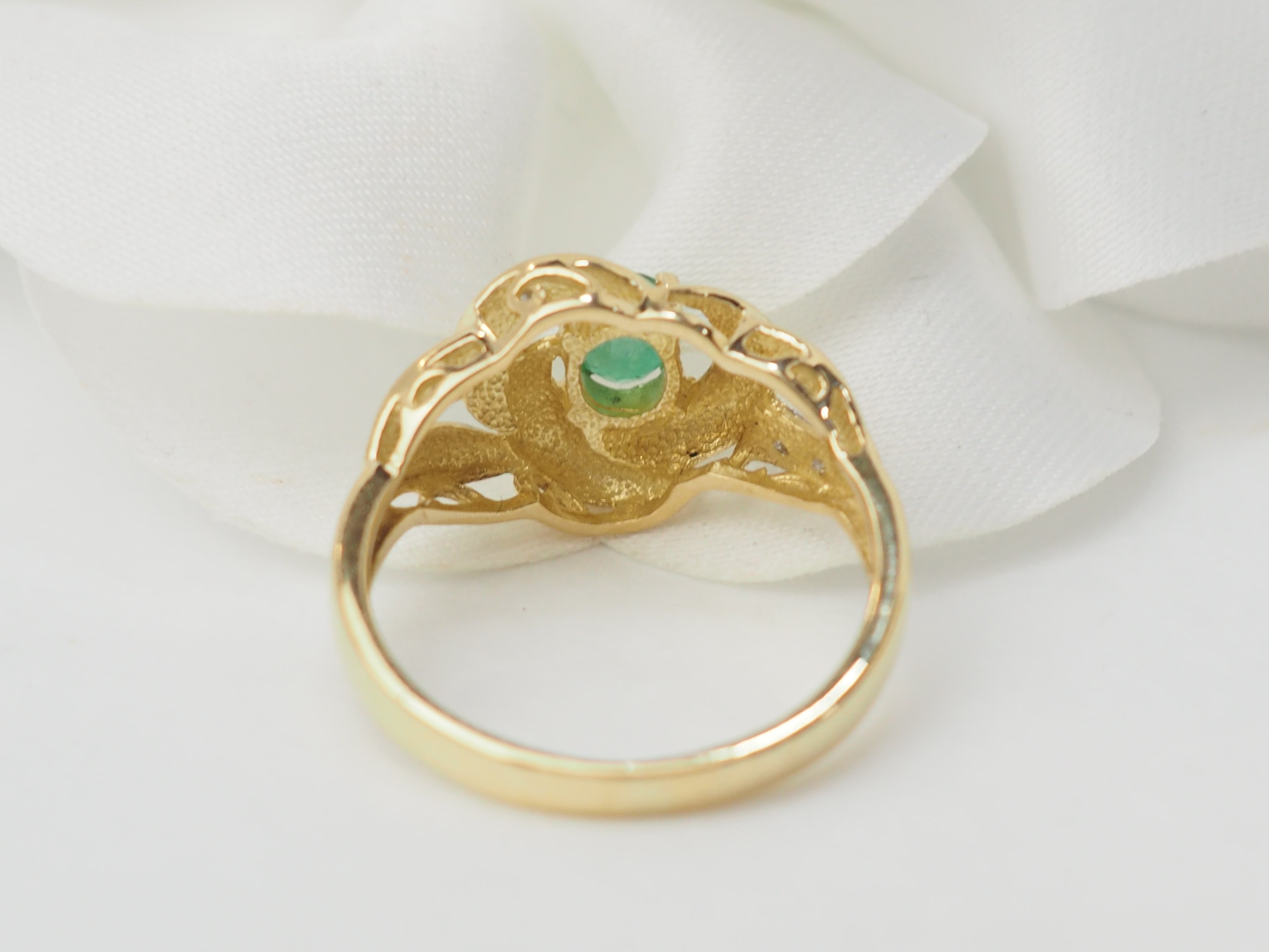 Bague vintage en or jaune, émeraude et diamants